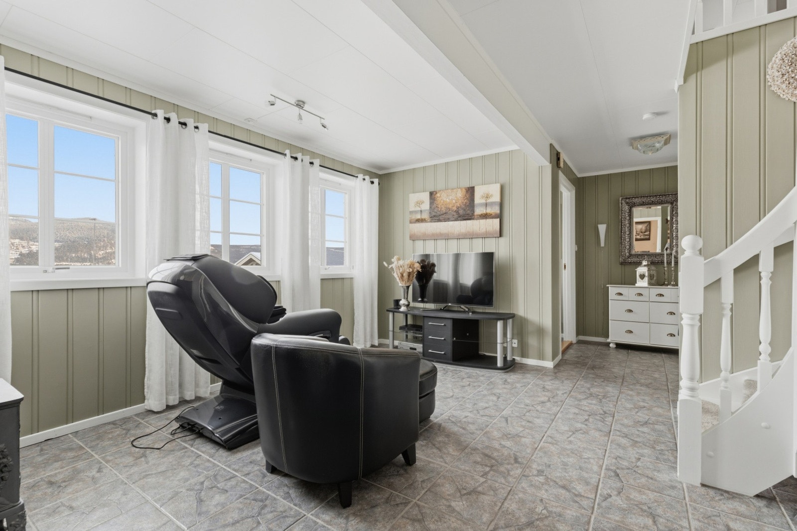 Fra stuen er det adkomst til soverom, vaskerom og bad. Galleribilde