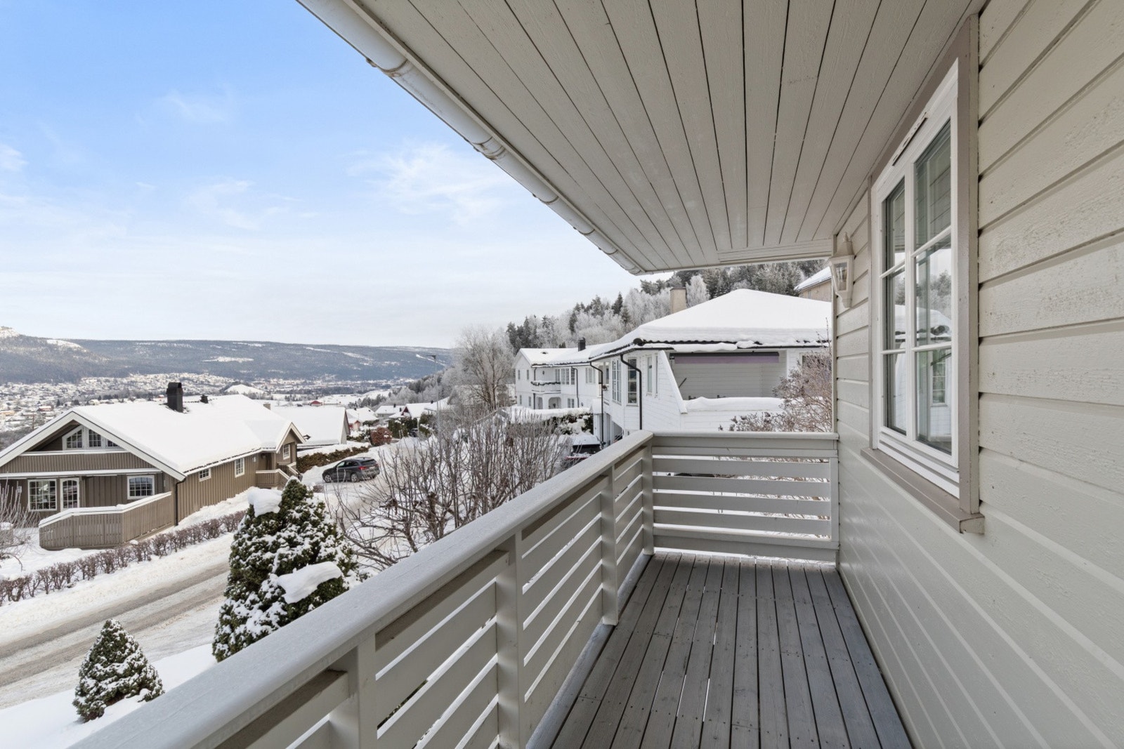 Fra kjøkkenet er det adkomst til en trivelig balkong på 6kvm med flott utsikt. Galleribilde