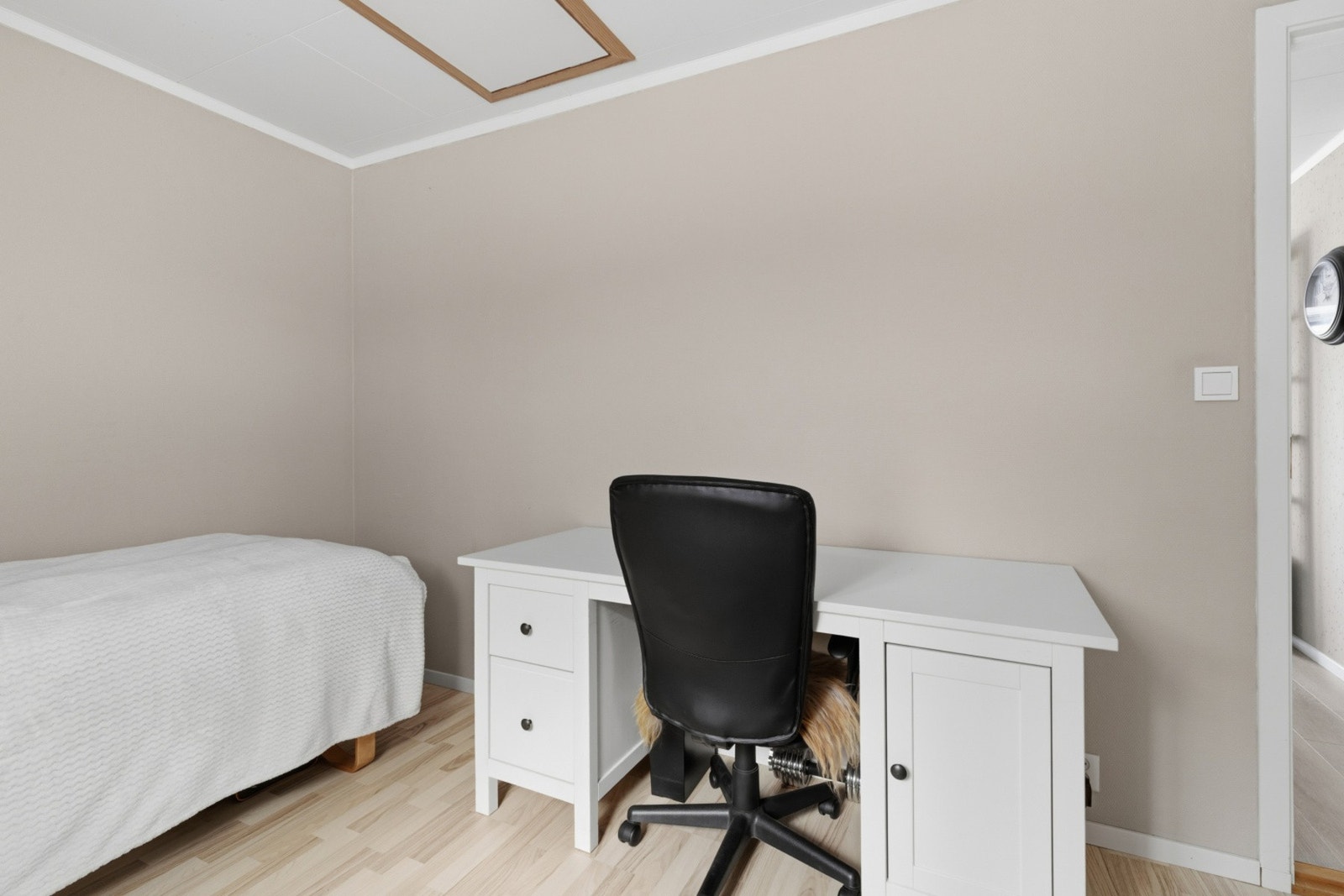 Rommet har plass til seng, nattbord og tilhørende møblement. Galleribilde