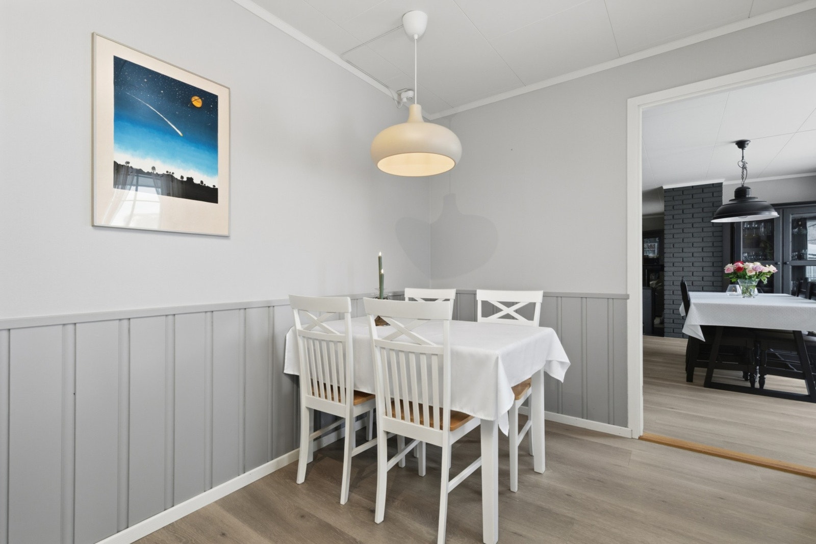 På kjøkkenet er det også plass til en sittegruppe. Galleribilde