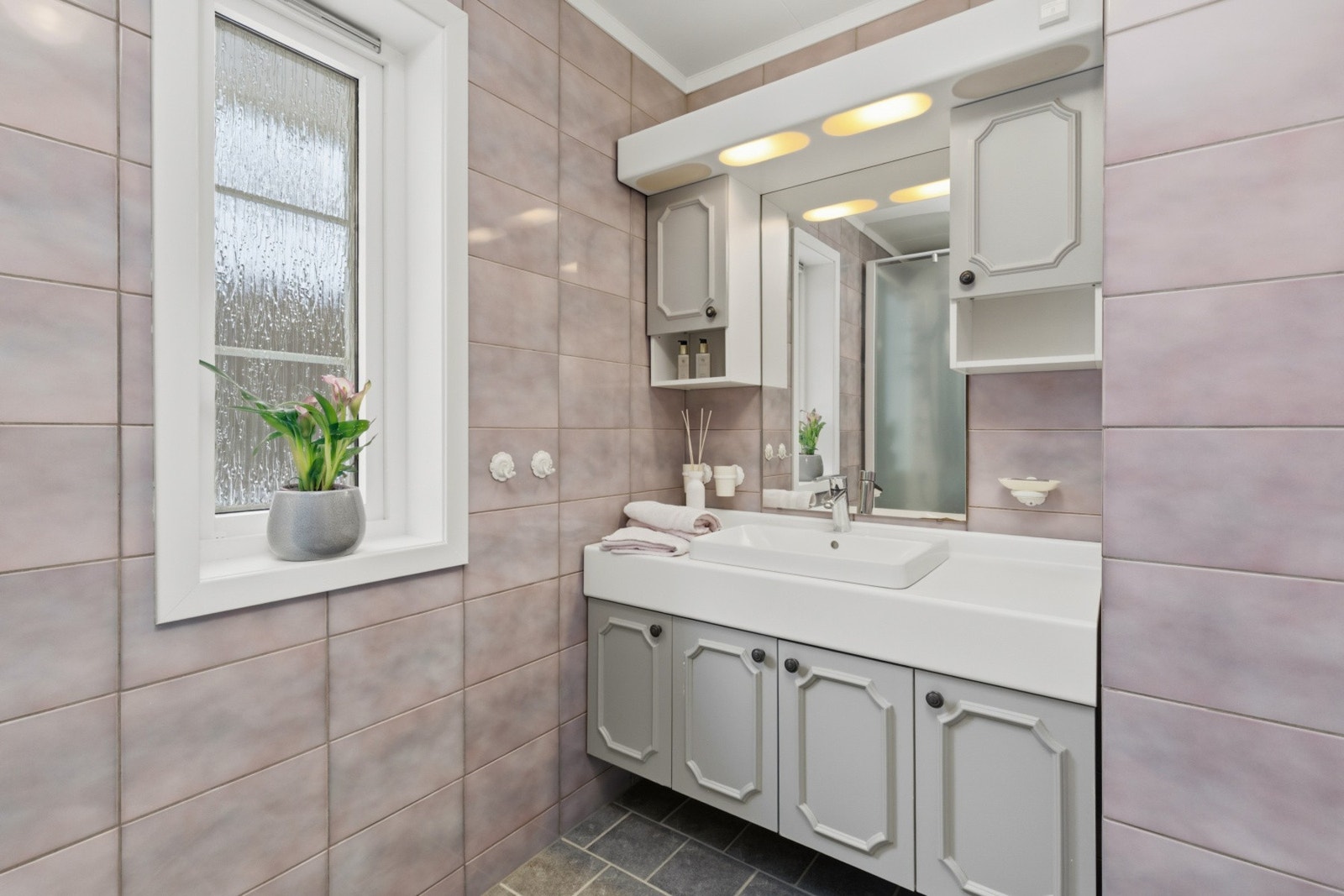 Badet er flislagt og har varme i gulv. Galleribilde