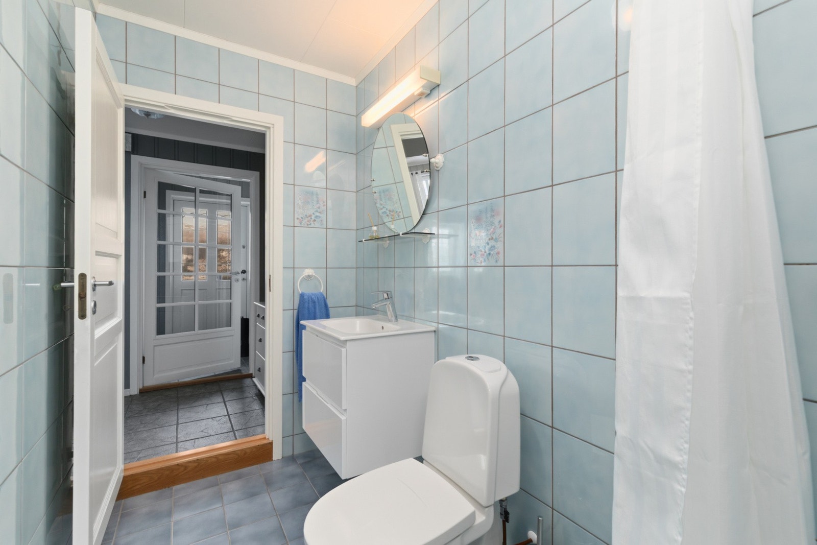 Badet er innredet med, servant, klosett og dusjnisje. Galleribilde