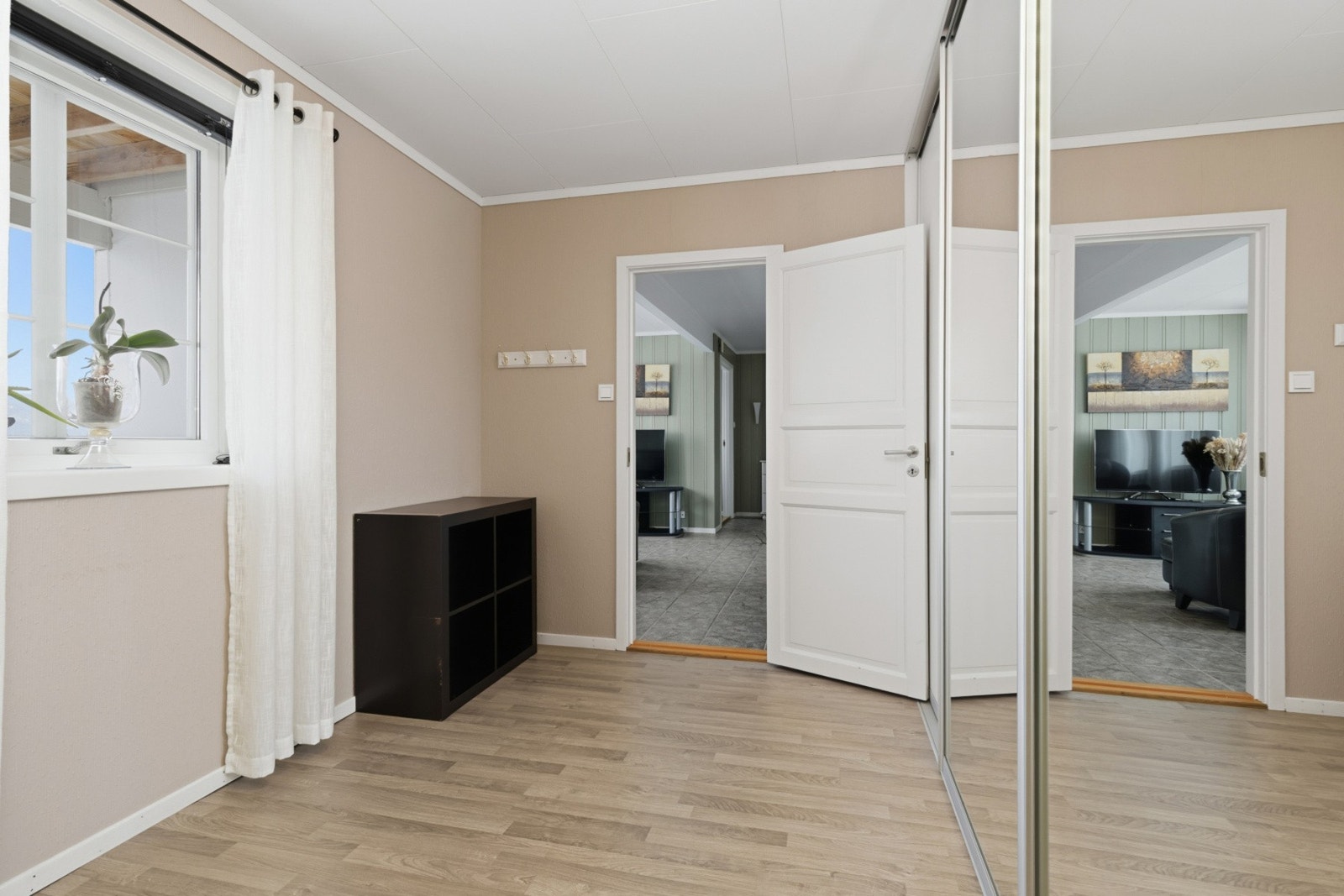 Rommet er malt i behagelige farger og passer perfekt som barnerom, gjesterom eller hjemmekontor. Galleribilde