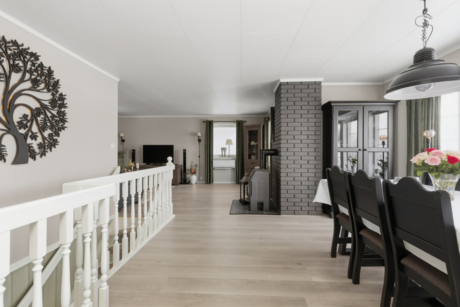 Stuen/spisestuen er praktisk inndelt i soner. Galleribilde