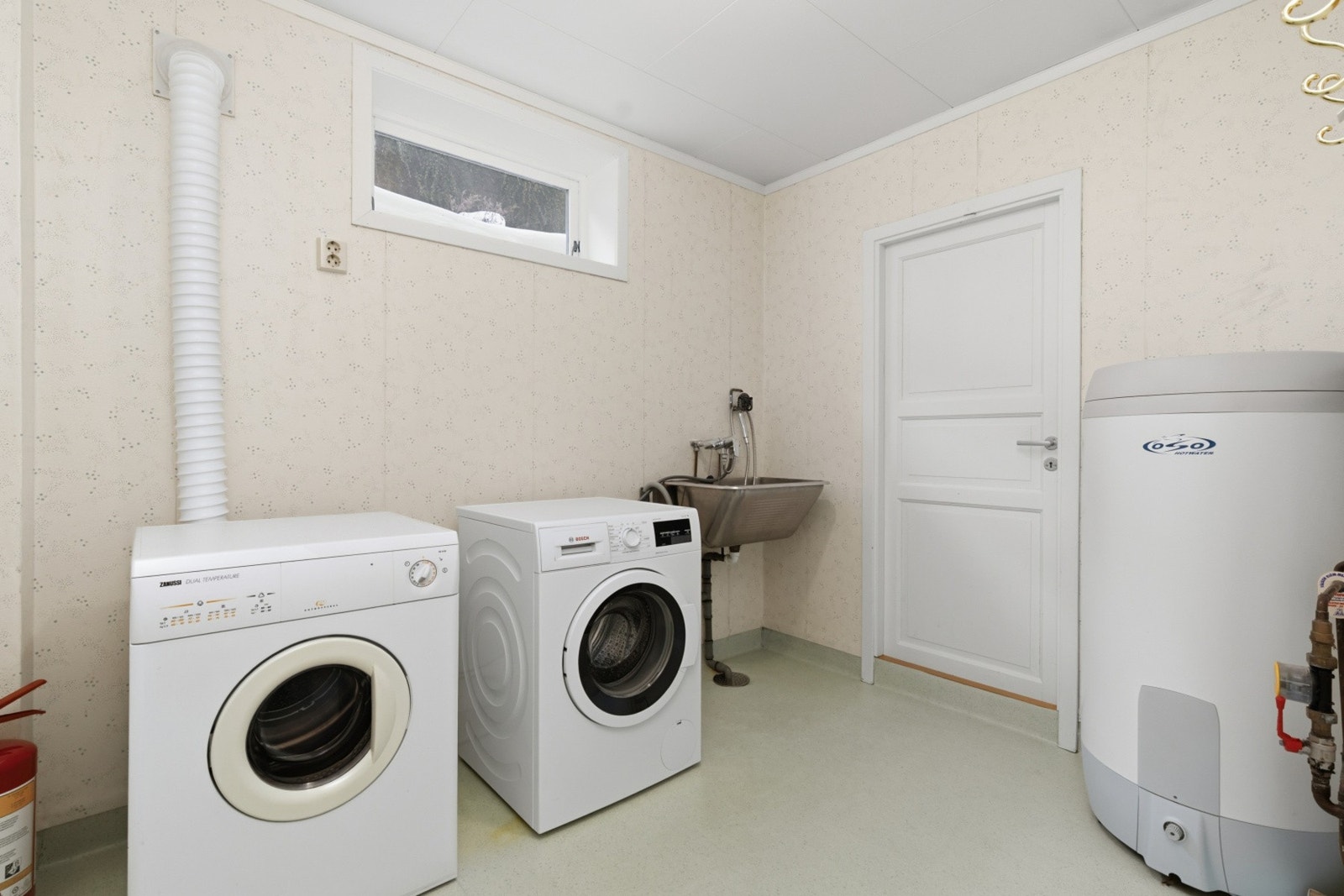 I underetasjen er det et praktisk adskilt vaskerom med opplegg til vaskemaskin. Galleribilde