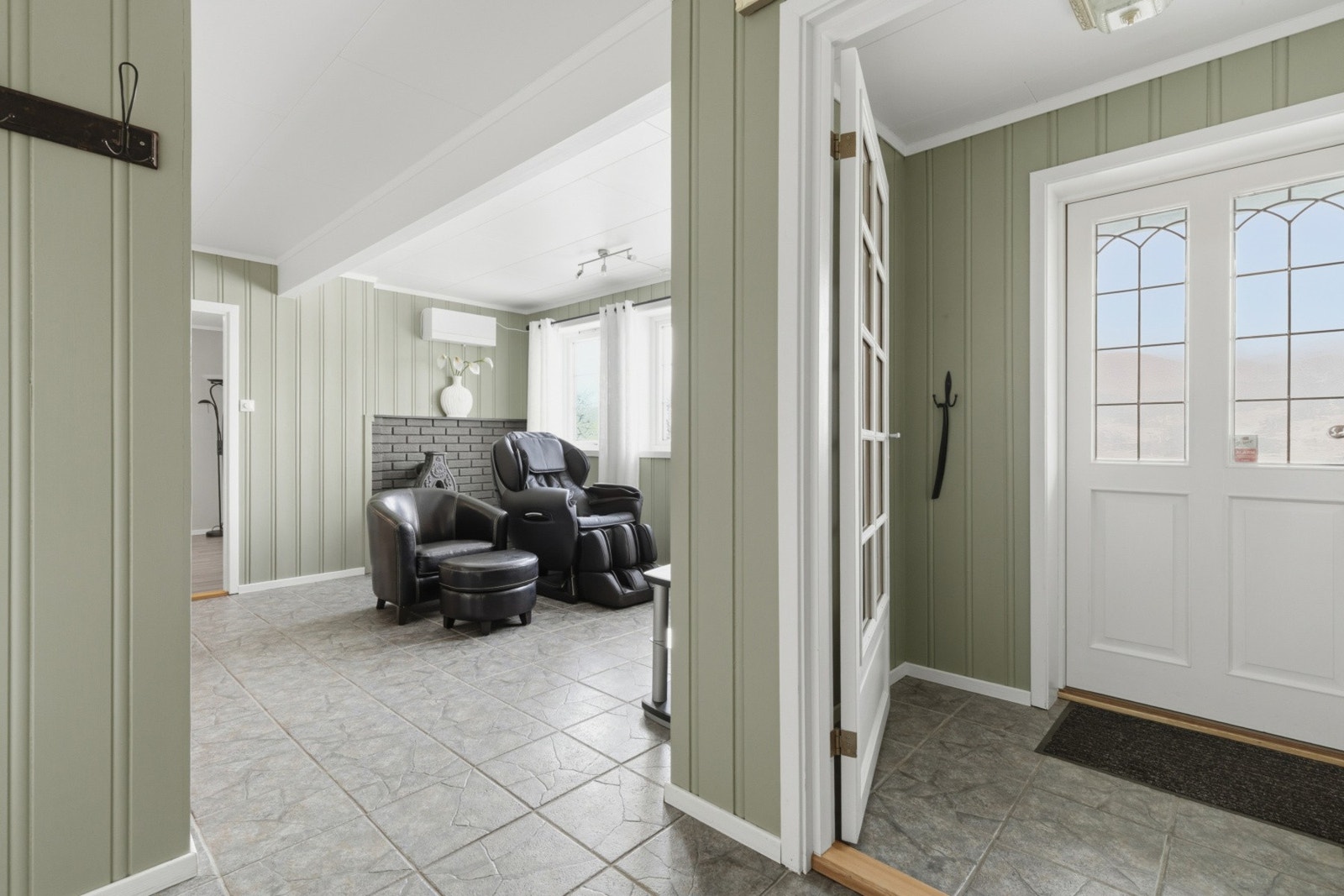 I entreen er det plass til å sette fra seg sko og henge fra seg jakker. Galleribilde