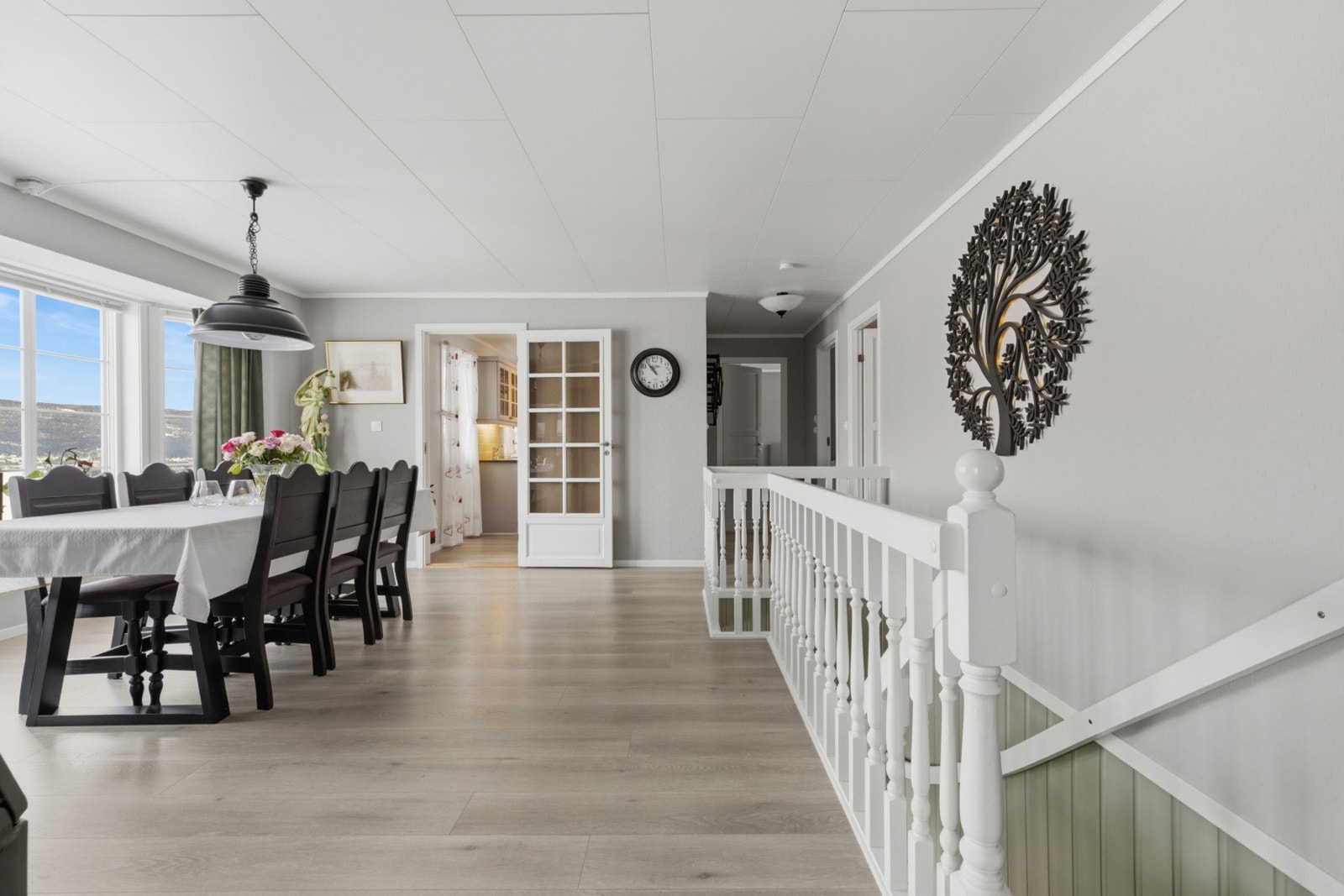 Hovedetasjen er lys og åpen med gode vindusflater. Galleribilde