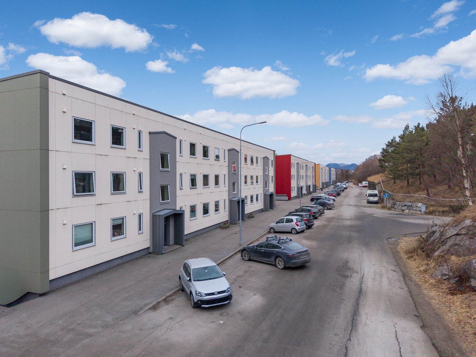 Det er gode parkeringsmuligheter rett utenfor bygget. Galleribilde