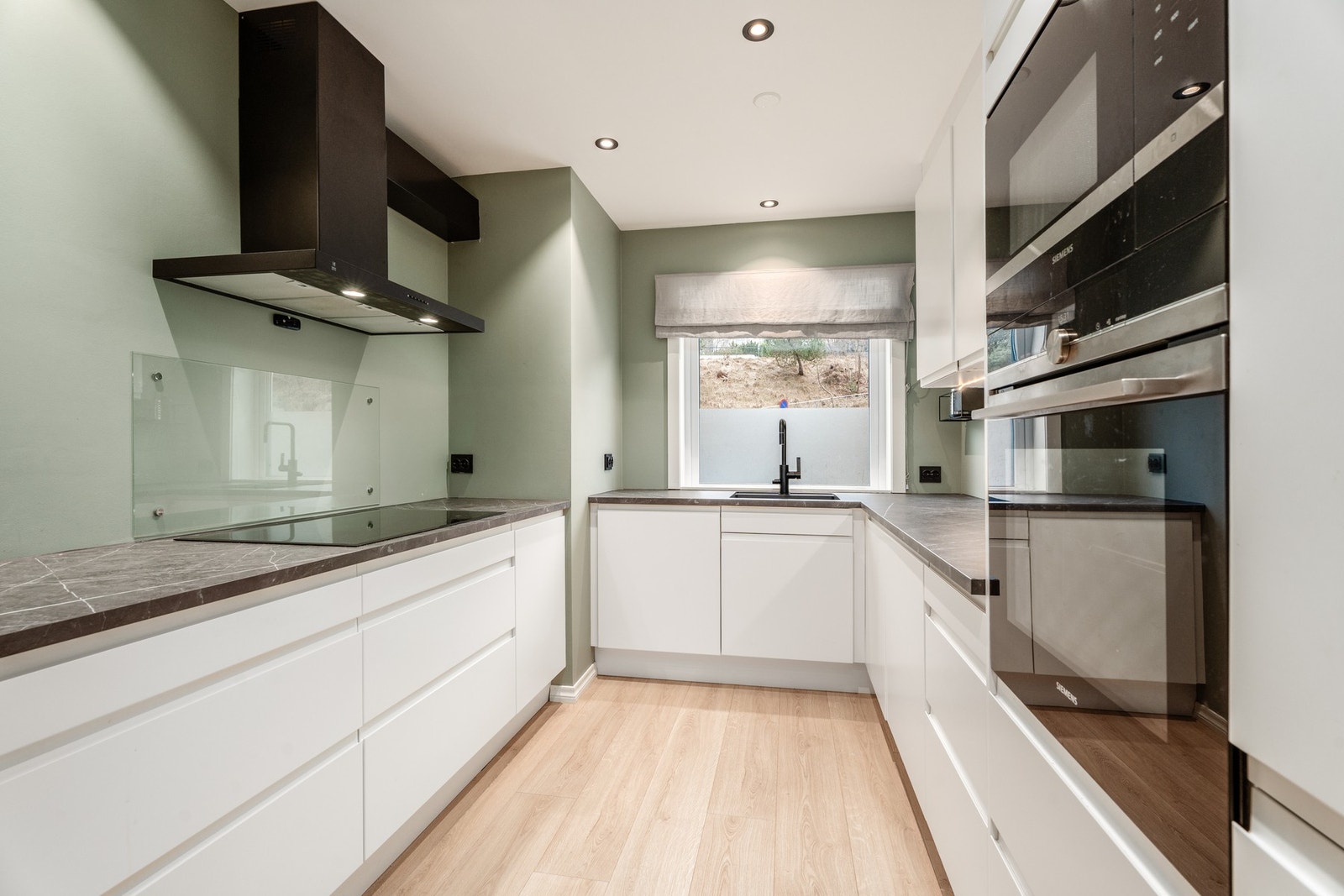 Kjøkken med rikelig arbeids- og skapplass. Galleribilde