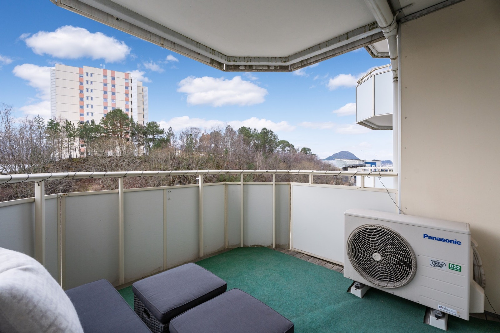 Balkong med vidstrakt og luftig utsikt - perfekt for å nyte fine dager. Galleribilde