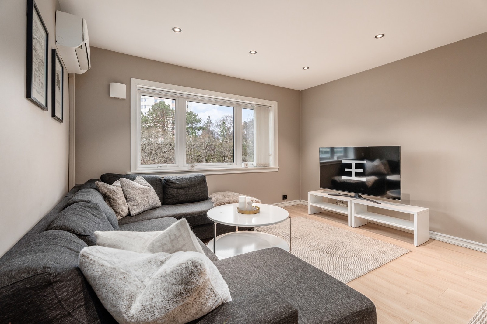 Romslig stue med rikelige møbleringsmuligheter. Galleribilde