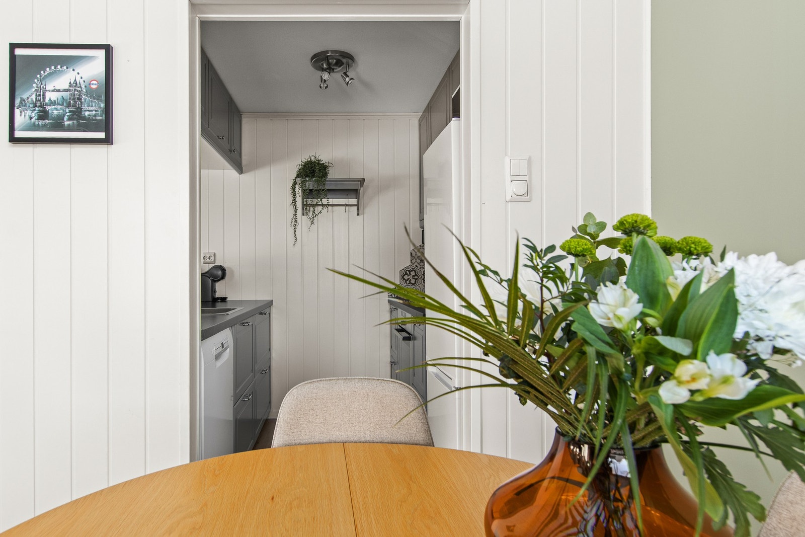 Spisestue mot kjøkken. Galleribilde