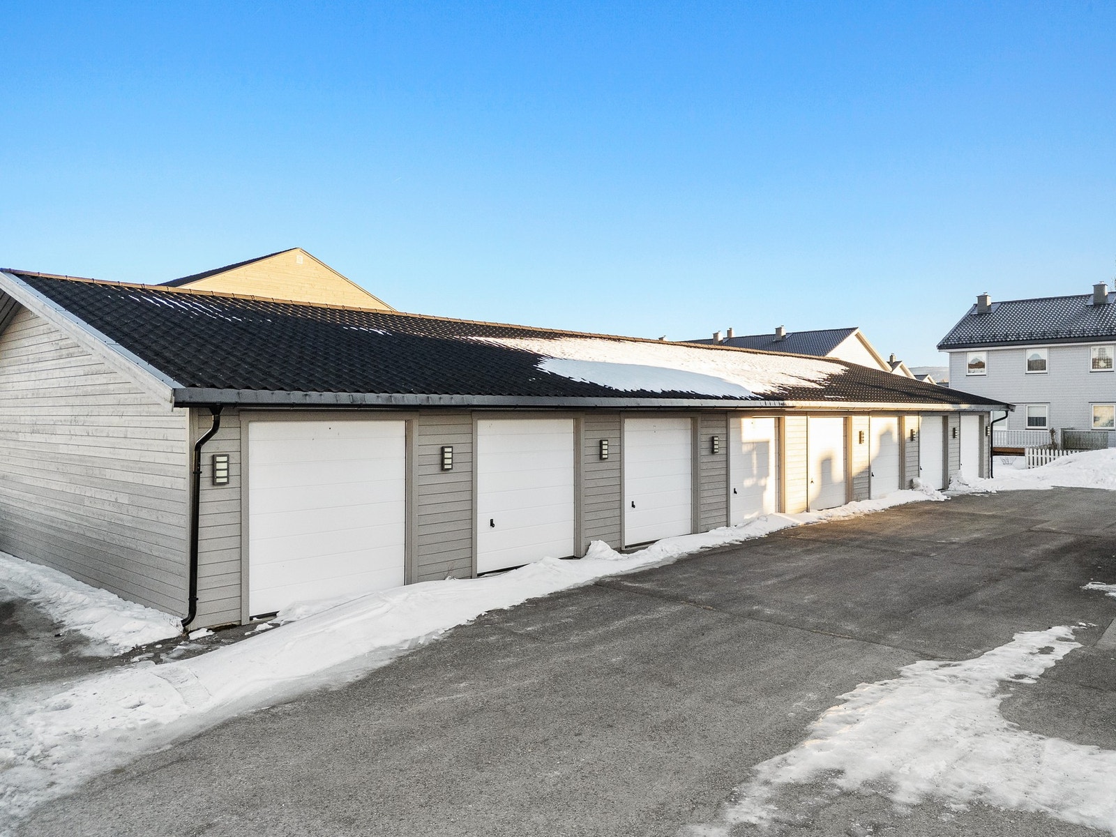 Egen garasje med innlagt strøm. Elektrisk portåpner er også montert. Galleribilde