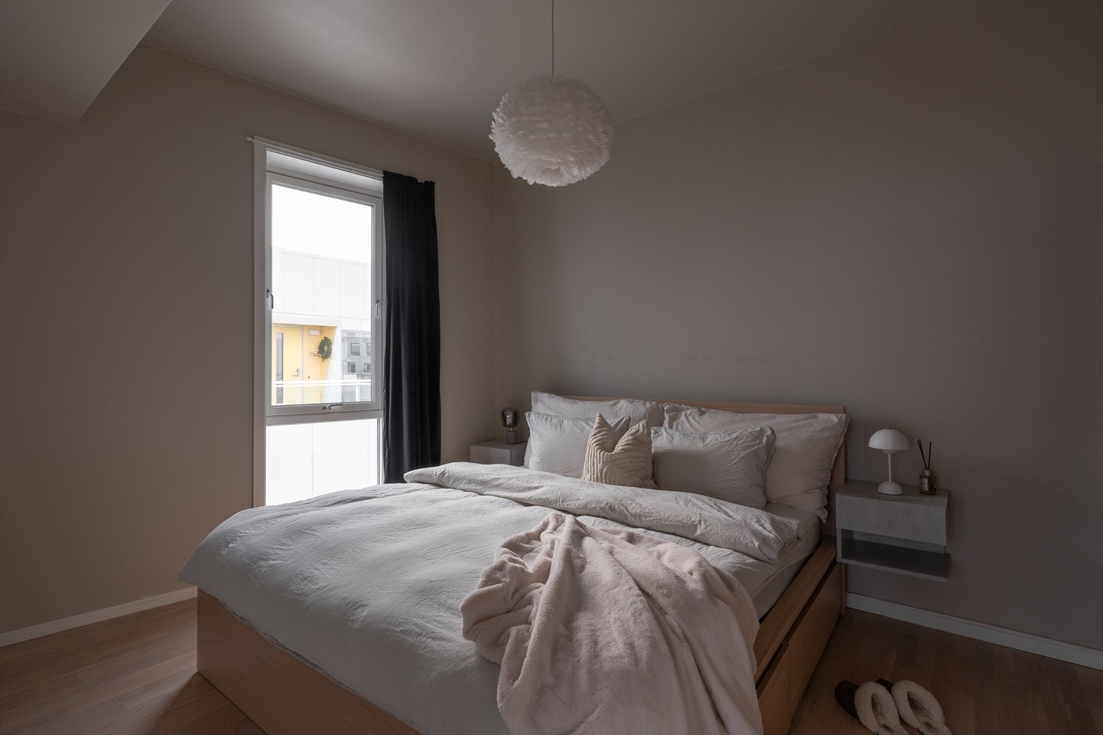 Hovedsoverommet ligger med inngang fra stuen. Her har du plass til dobbeltseng. Galleribilde