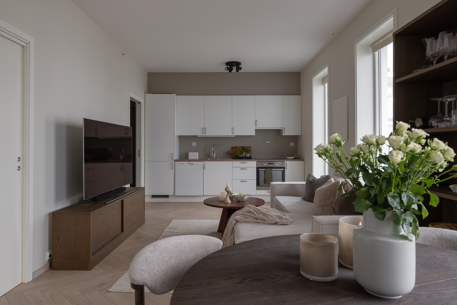 Det er integrert kjøle/fryseskap, stekeovn og platetopp med ventilator over. Galleribilde