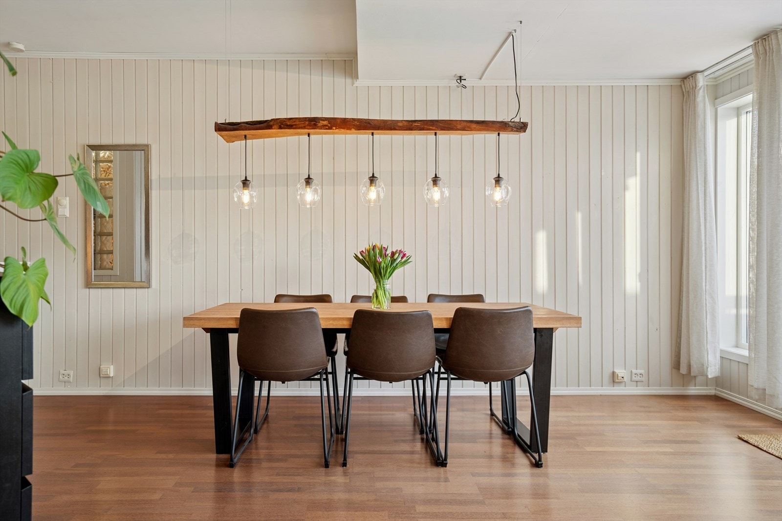 I stuen er det god plass til stor spisegruppe, med naturlig tilknytning til kjøkkenet. Galleribilde