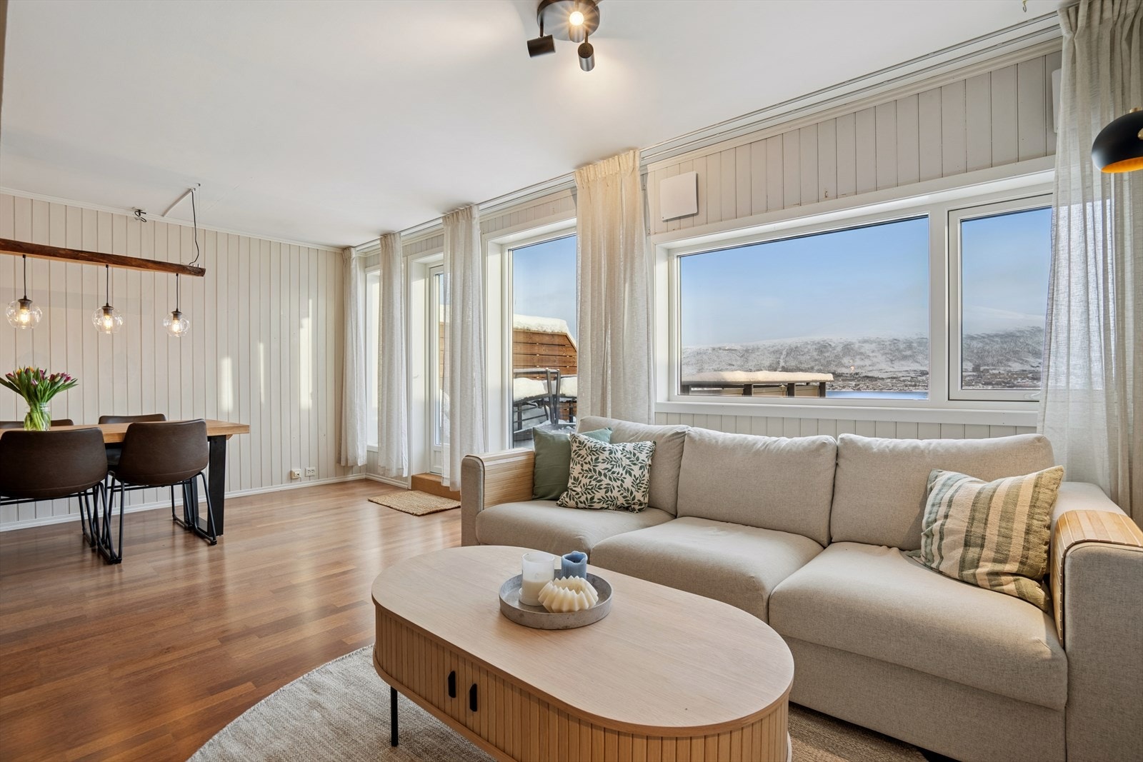 Leiligheten går over to plan med stue og kjøkken i 1. etasje, og soverom og bad i sokkeletasjen. Galleribilde