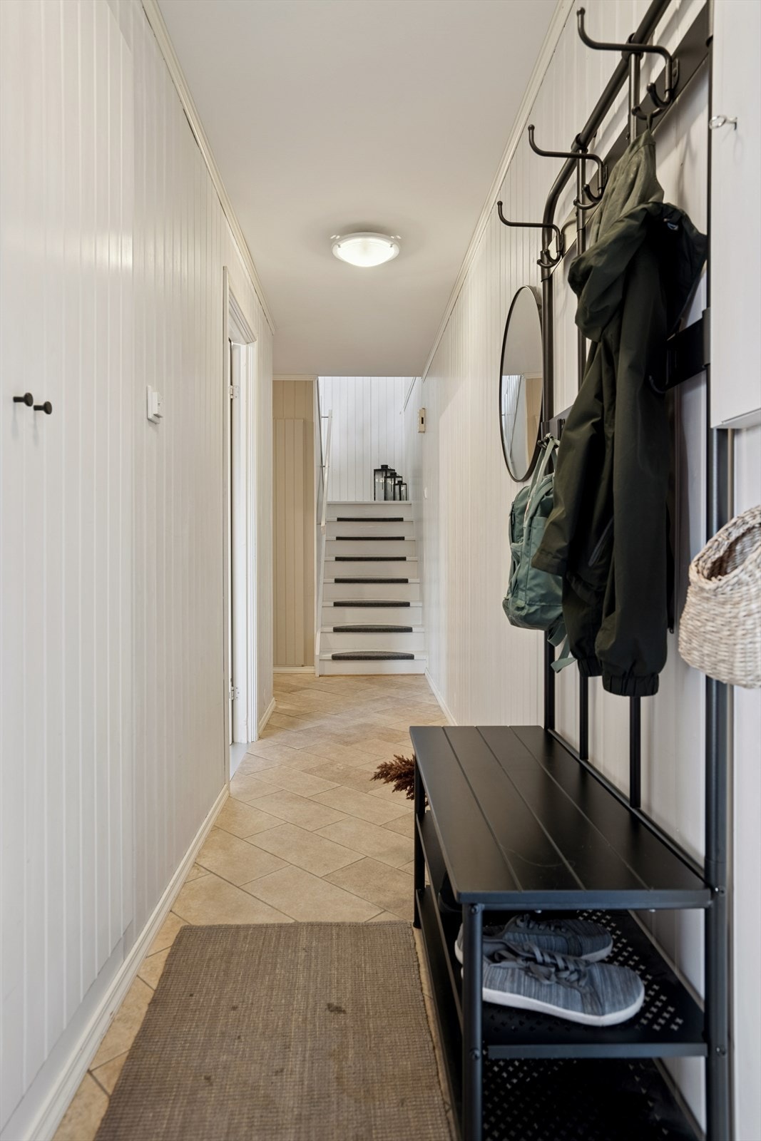 Inngangspartiet har en ny, kompakt laminert ytterdør fra 2021. Velkommen inn! Galleribilde