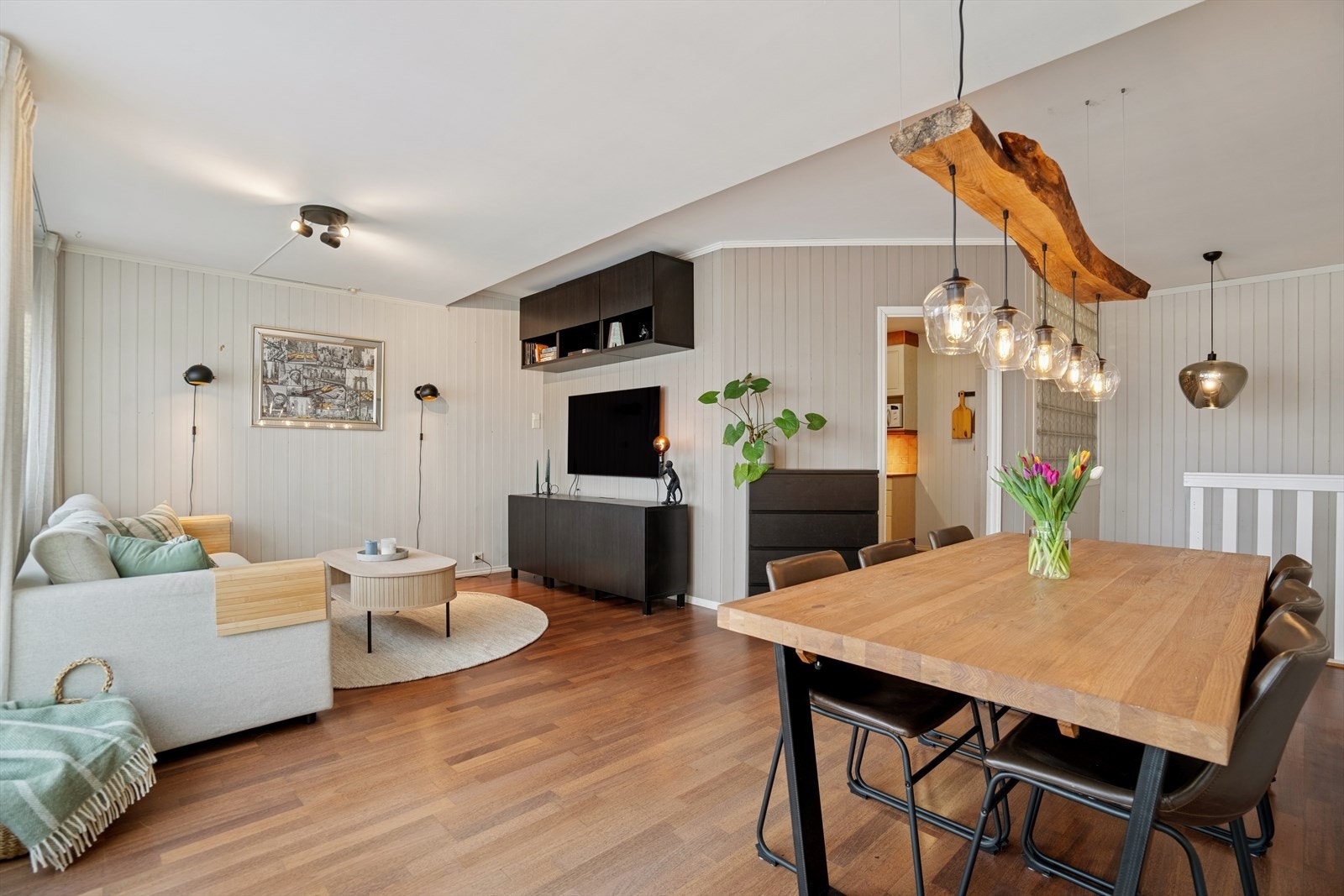 I 1. etasje finner du en lys og åpen stue med god plass til både sofagruppe og spisebord. Galleribilde