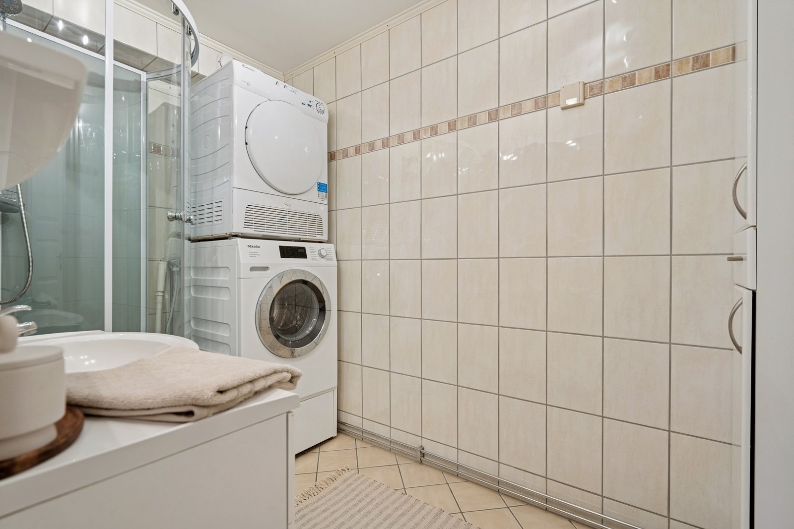 Badet i sokkeletasjen er kombinert vaskerom med opplegg for vaskemaskin og tørketrommel. Galleribilde