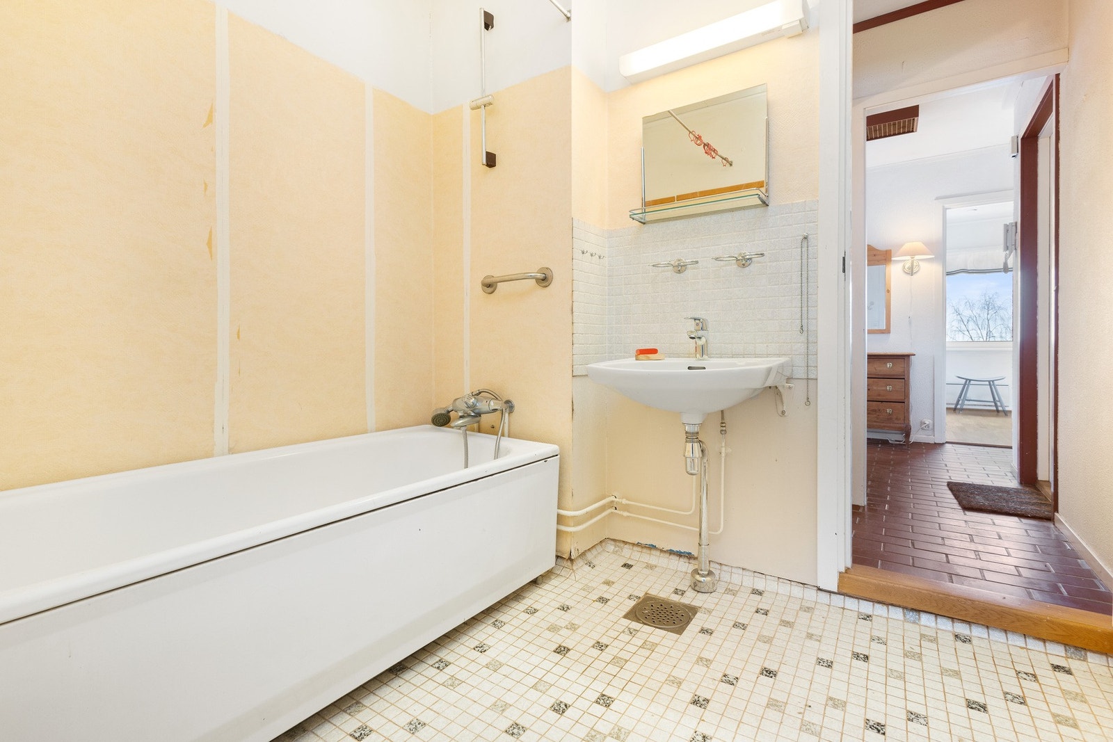 Mulighet for å slå sammen toalettet og omgjøre til et stort, fint bad Galleribilde