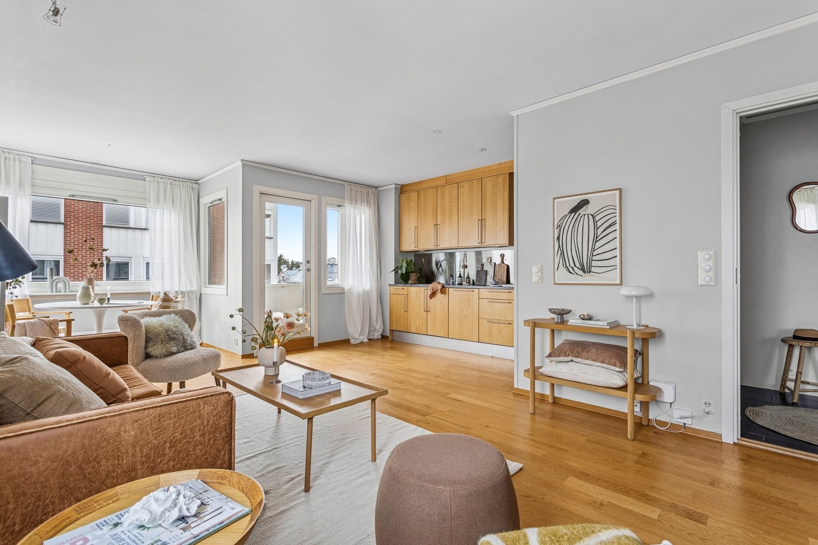 Møbleringsvennlig stue med naturlig plassering for både sofagruppe og TV, i åpen og sosial løsning mot kjøkkenet. Galleribilde