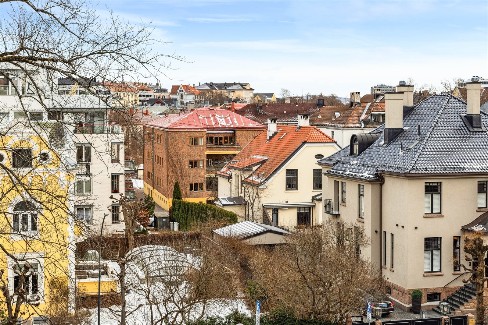 Leiligheten ligger i et meget veletablert og fasjonabelt boligstrøk på beste Frogner. Her får du nydelig utsikt over Tidemands gate og de elegante byvillaene fra leiligheten. Galleribilde