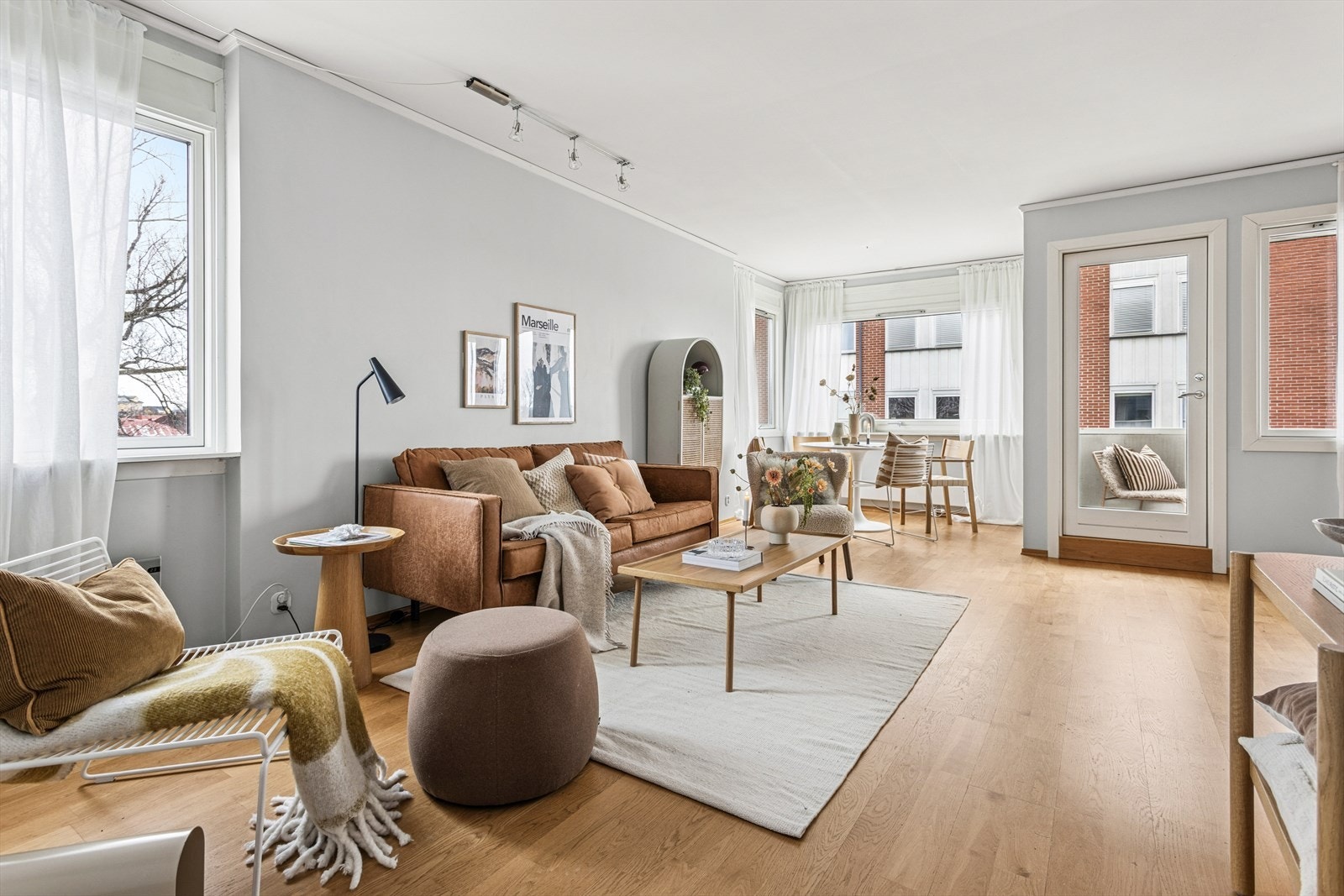 Linn Wendel har gleden av å presentere Tidemands gate 24B! Dette er en lys og pen 2-roms hjørne- og endeleilighet med heisadkomst opp til etasjeplan. Garasjeplass medfølger. Galleribilde