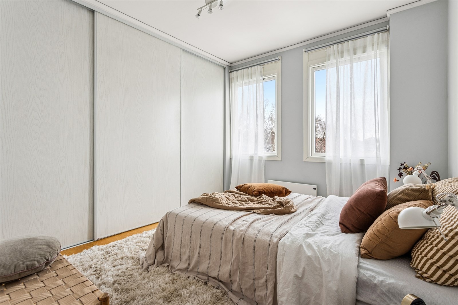 Stort soverom med god plass til dobbeltseng og tilhørende nattbord. Stor garderobeløsning med plass til å gjemme bort klær og diverse. Galleribilde