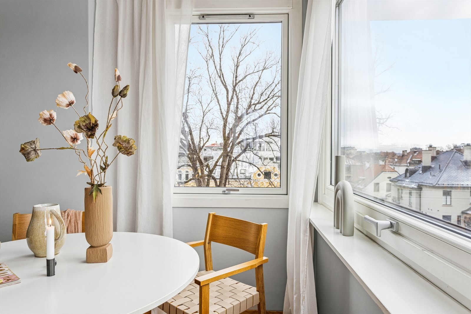 Legg merke til den nydelige utsikten fra leiligheten. For øvrig er vinduene av 3-lags isolerglass fra 2011 og har fått TG1 av takstmann. Galleribilde