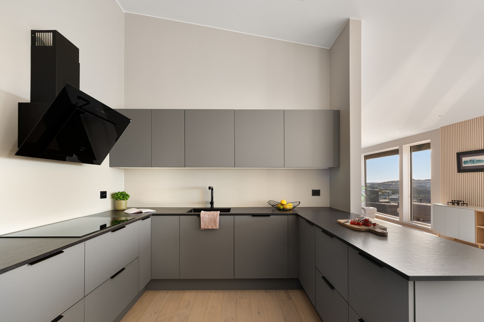 Kjøkkenet har Siemens hvitevarepakke med WiFi og smartstyring, ekstra bred platetopp og elegant ventilator Galleribilde