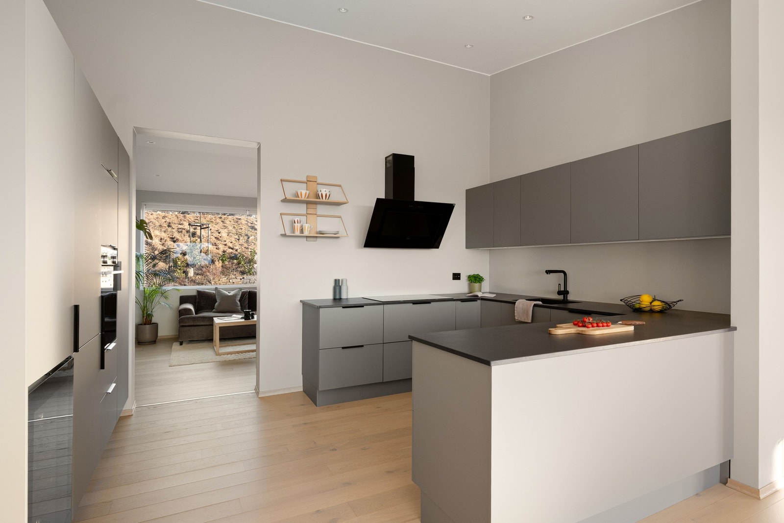 Stilrent HTH-kjøkken med integrerte hvitevarer Galleribilde