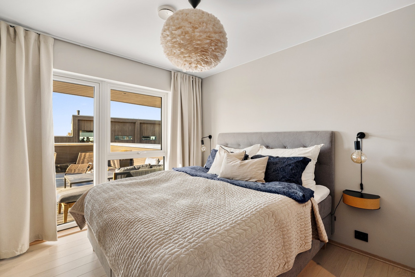 Egen master-del med romslig soverom, walk-in-garderobe, privat bad og direkte utgang til takterrasse Galleribilde