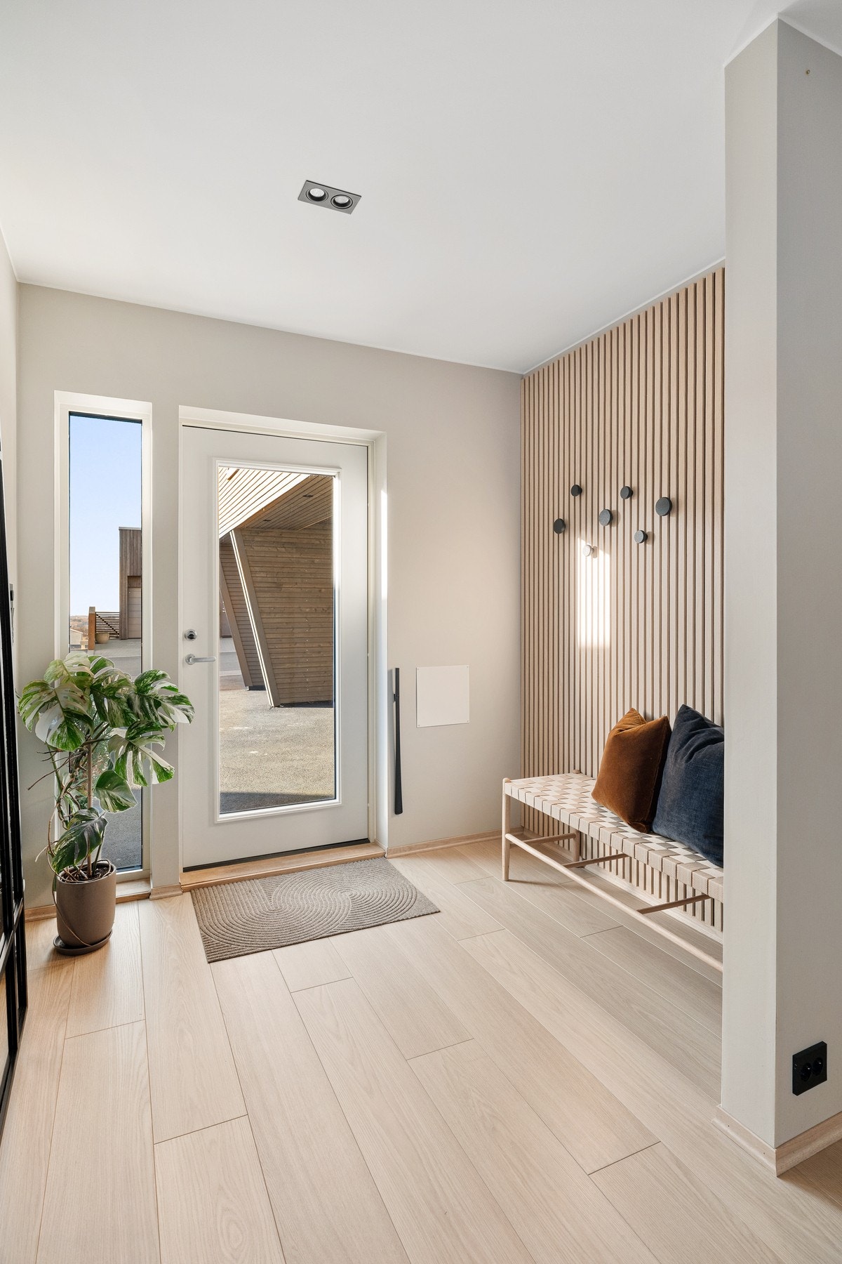 Lys og innbydende hovedinngang - et perfekt førsteinntrykk av hjemmet Galleribilde