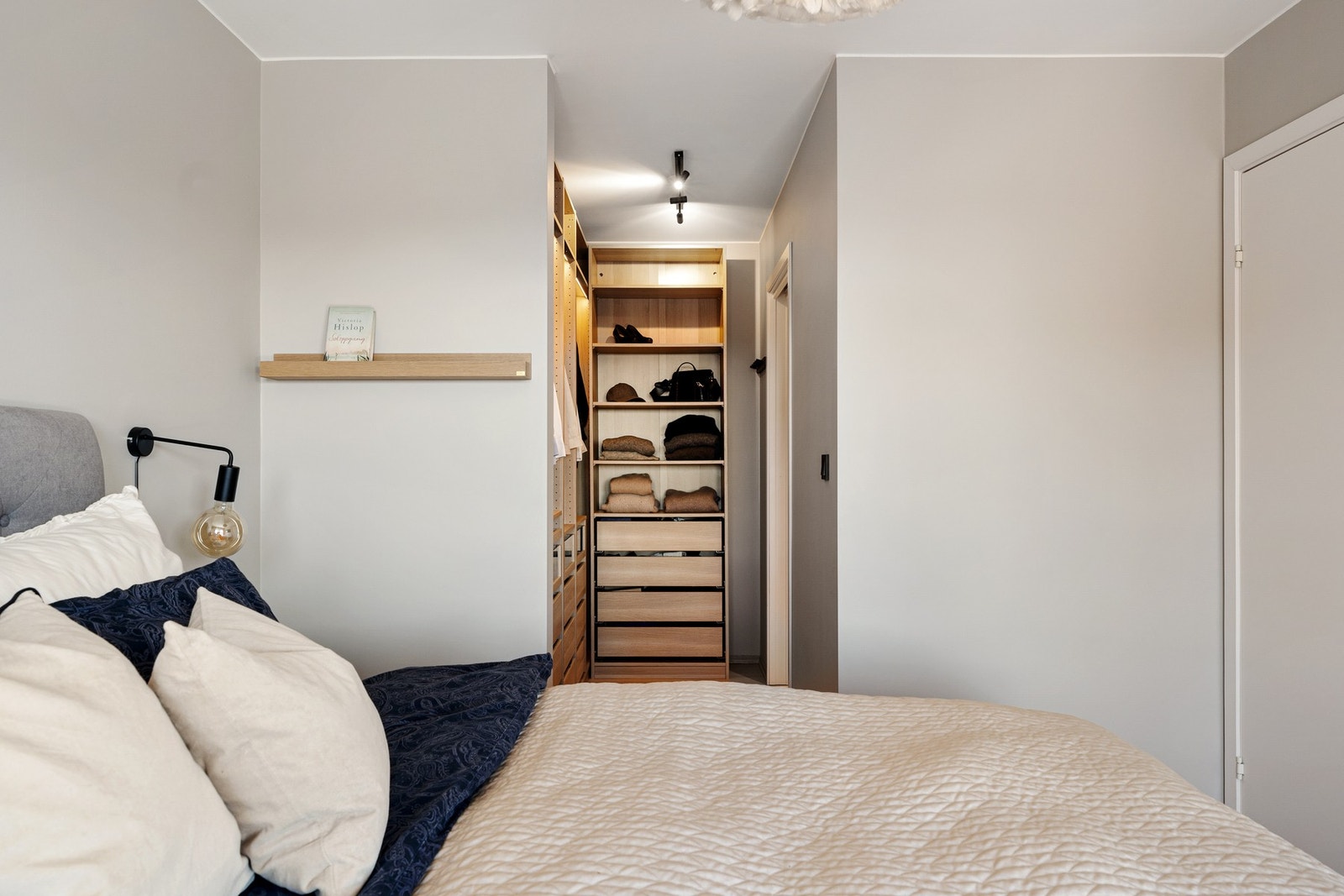 Privat walk-in garderobe og bad Galleribilde