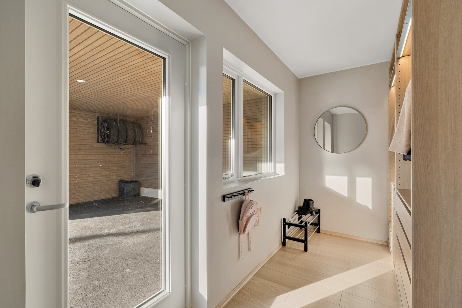 Biinngang med garderobeplass Galleribilde