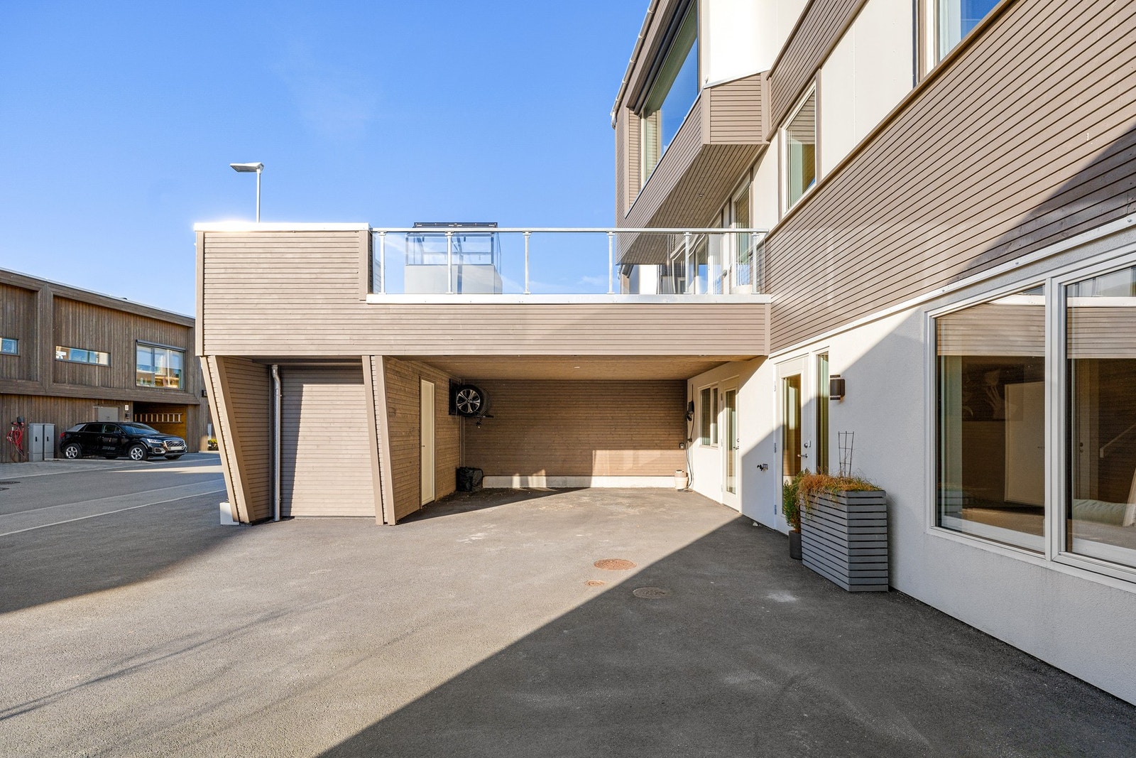 Dobbel carport, el-bil lader og sportsbod Galleribilde