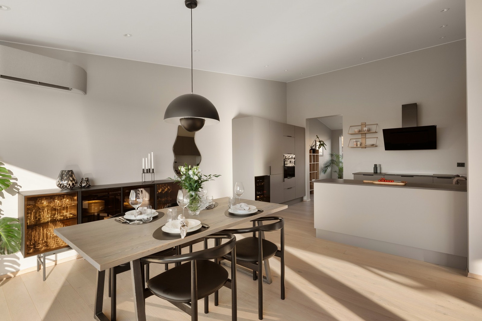 Åpen og sosial spise- og kjøkkensone som legger til rette for hyggelige måltider og gode samtaler. Galleribilde