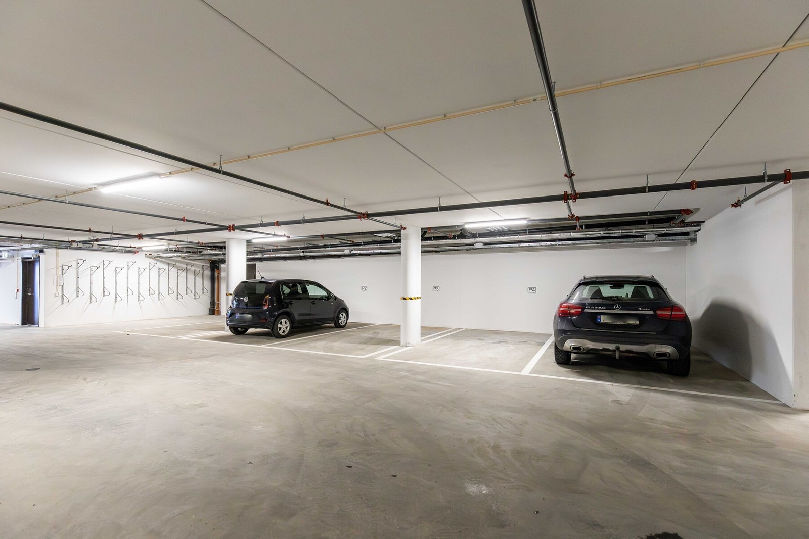 Garasjekjeller. Konferer megler ved garasjeplass. Galleribilde