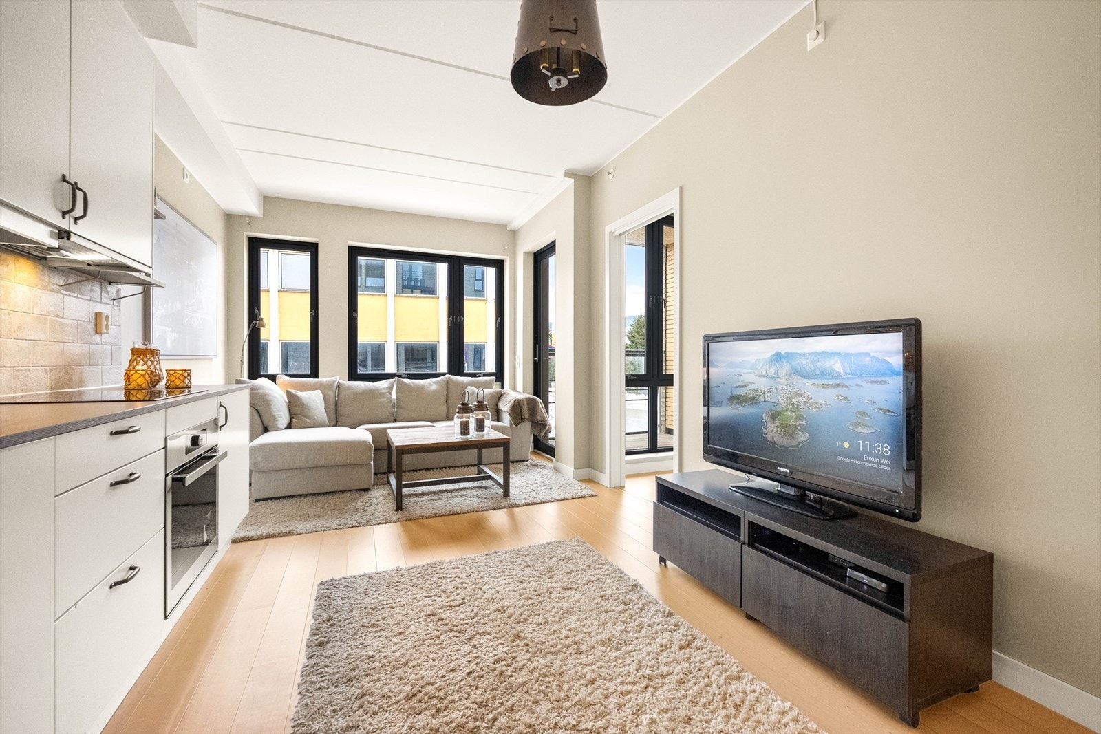 Boligen har malte veggflater og parkett på gulv av tidløs utforming. Galleribilde