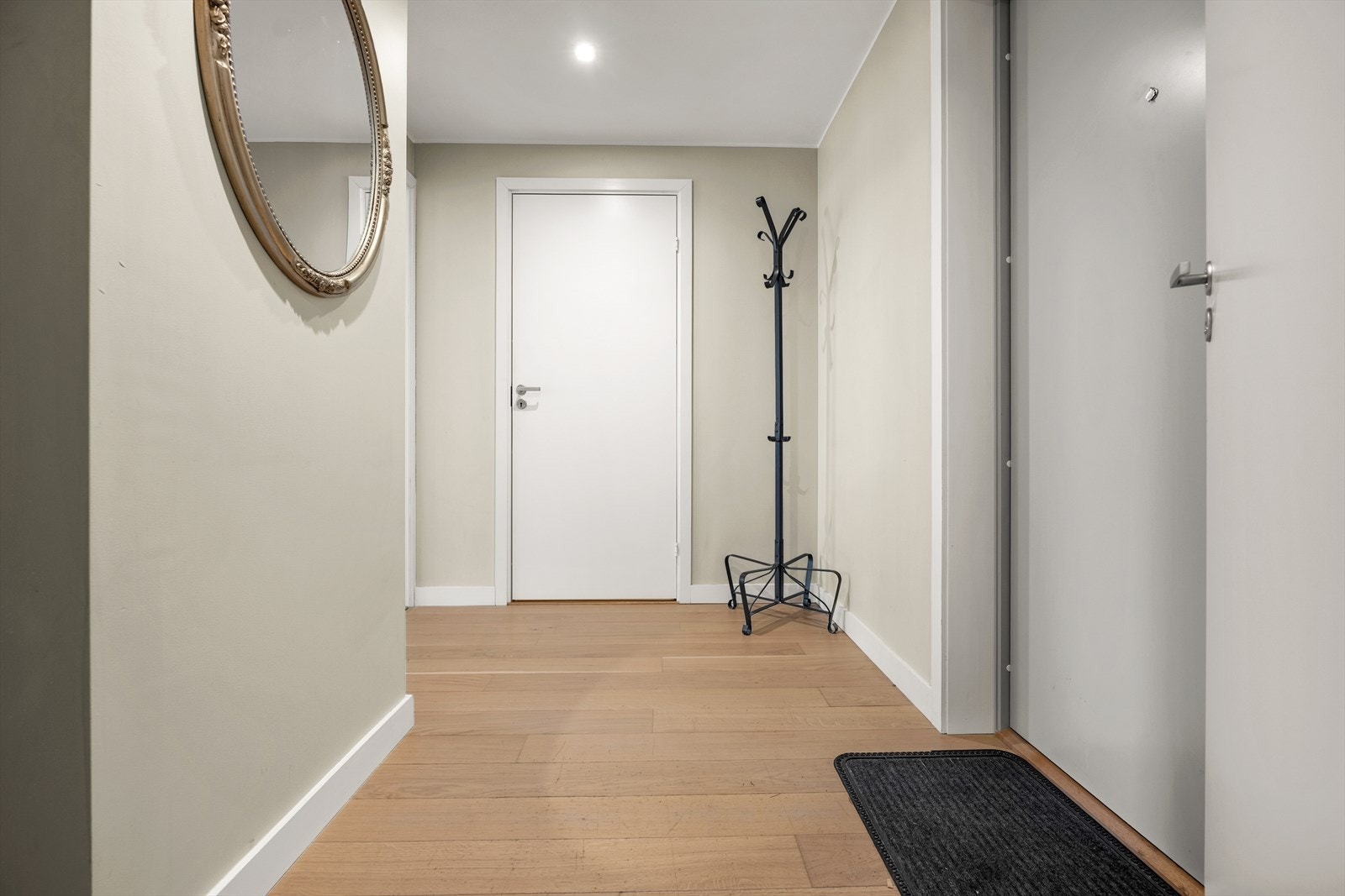 Lys entré med plass til å henge av seg yttertøy. Galleribilde