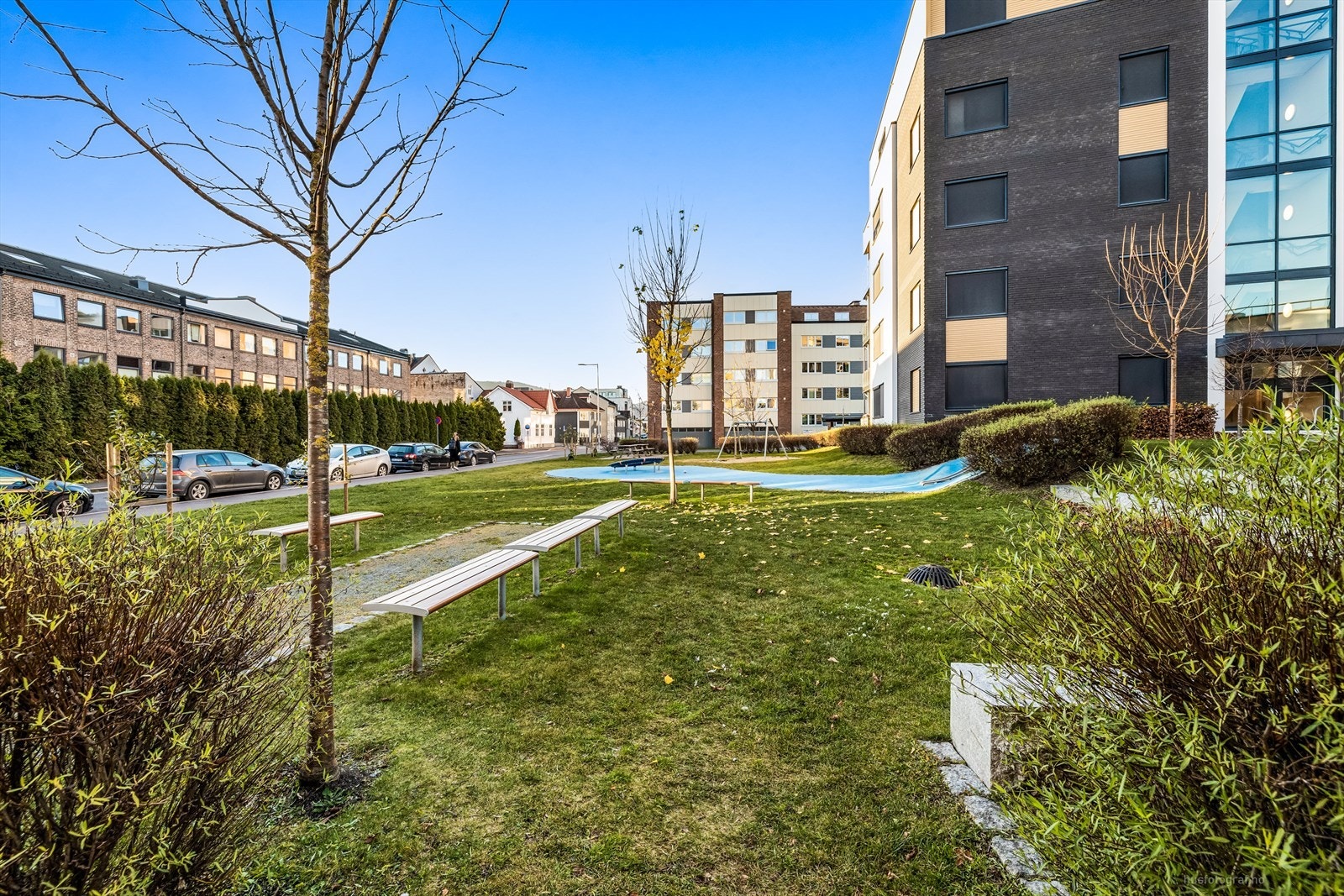 Tomten grenser mot en offentlig park/lekeområde. Galleribilde