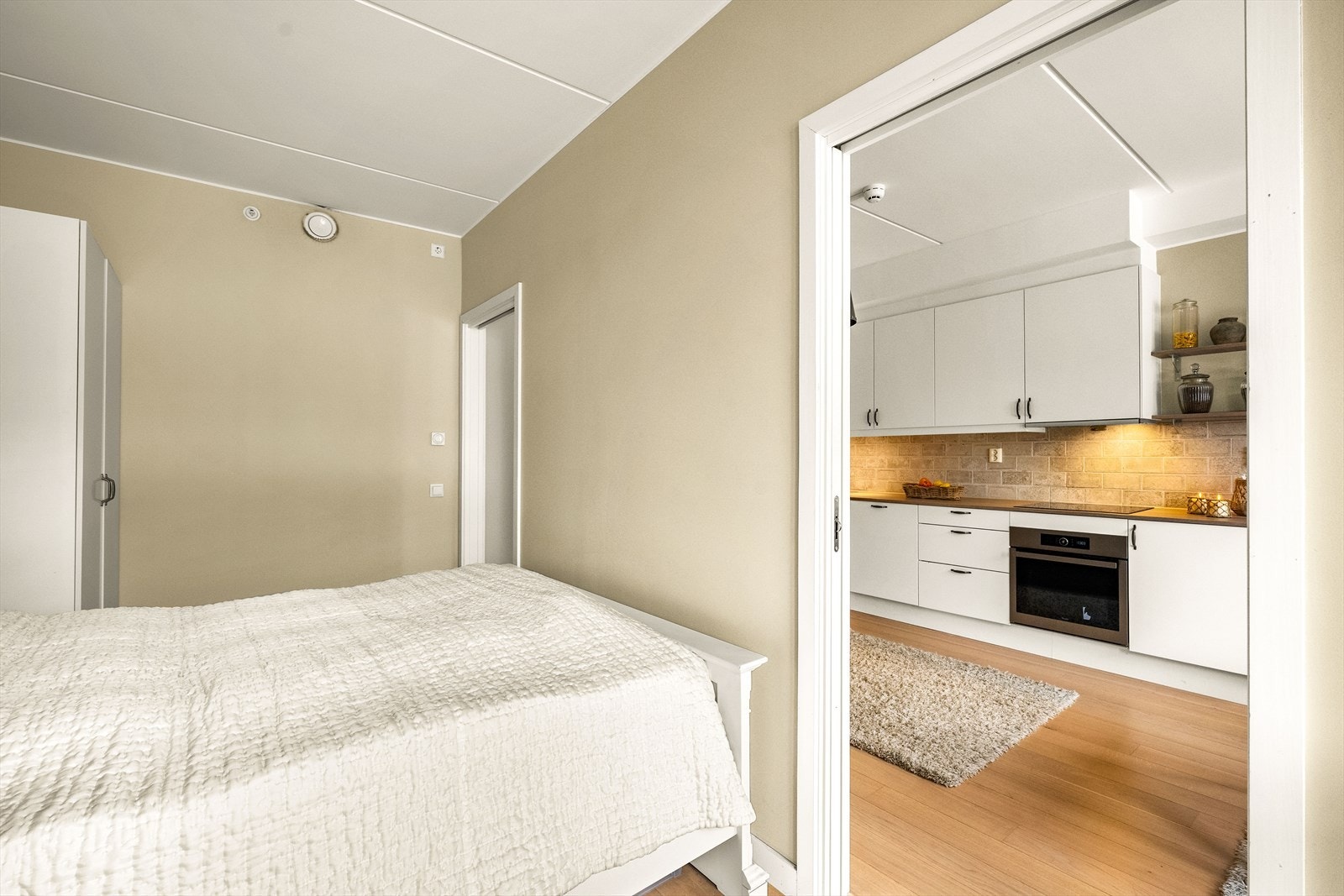 Adkomst til soverommet fra to sider i stuen. Galleribilde