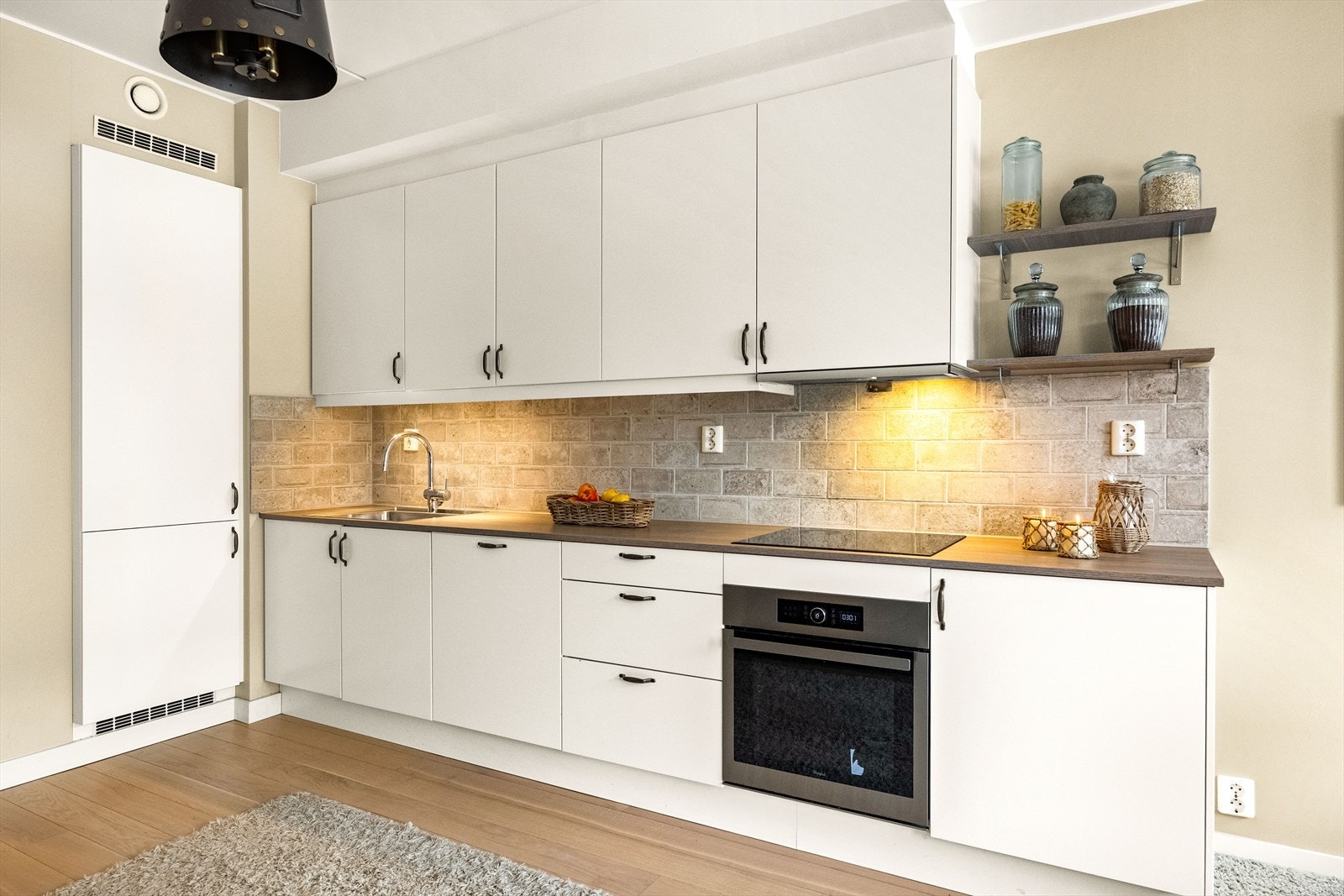 Integrerte hvitevarer med oppvaskmaskin, stekeovn, platetopp og kjøle-/fryseskap. Galleribilde