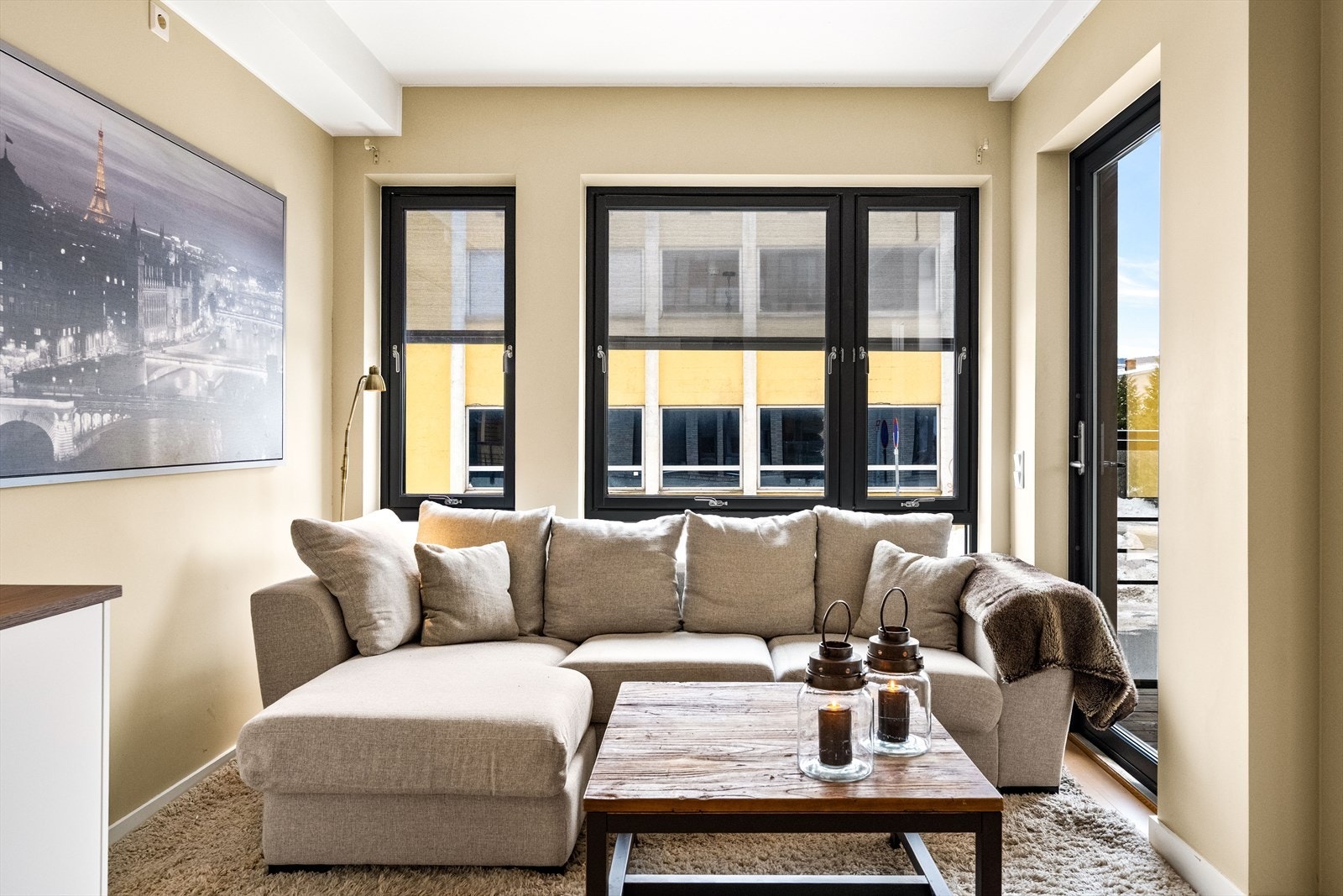 Det er montert utvendige elektriske Zipp Screens i stuen. Galleribilde