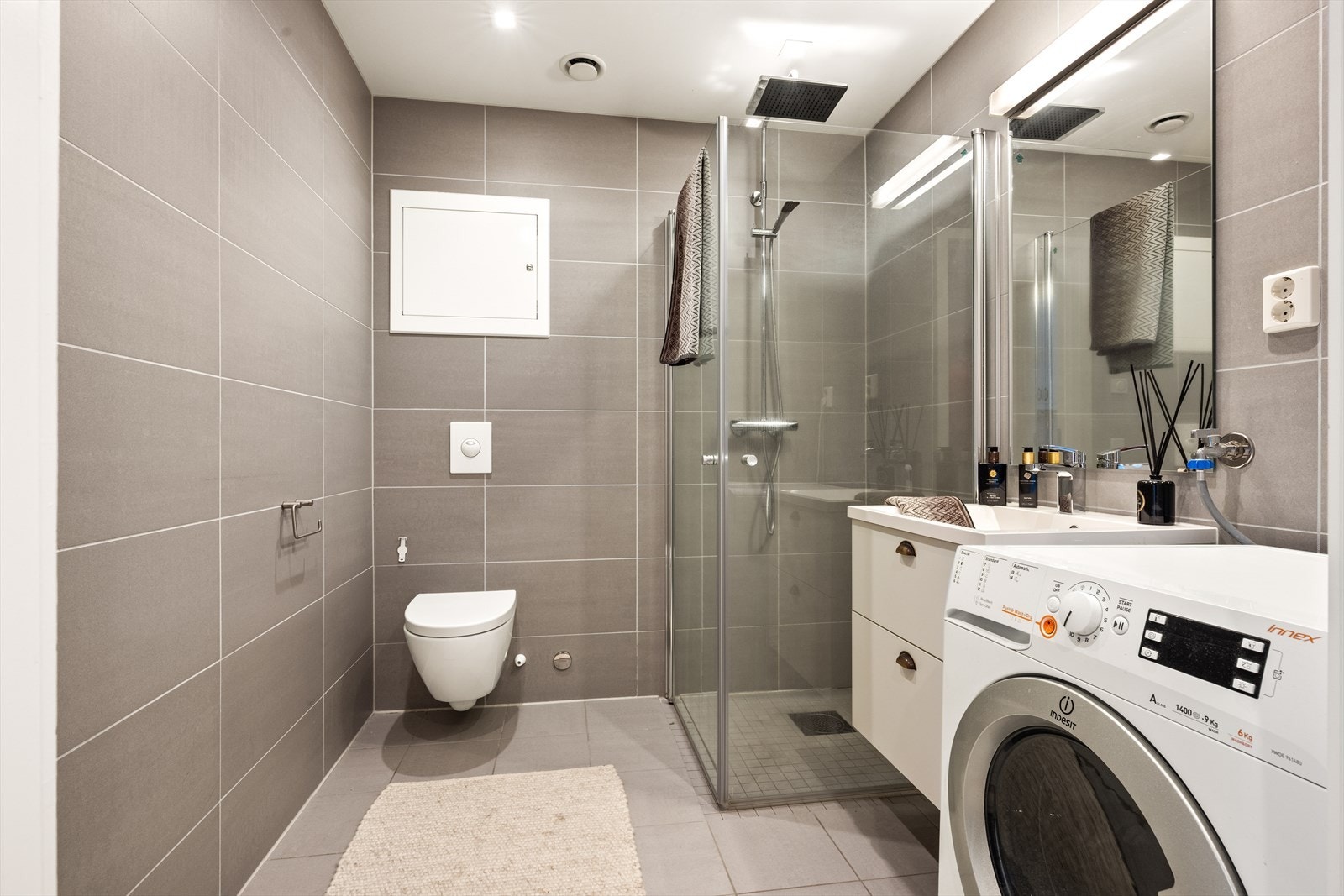 Badet er moderne med fliser på både gulv og vegger samt vannbåren gulvvarme for økt komfort. Galleribilde