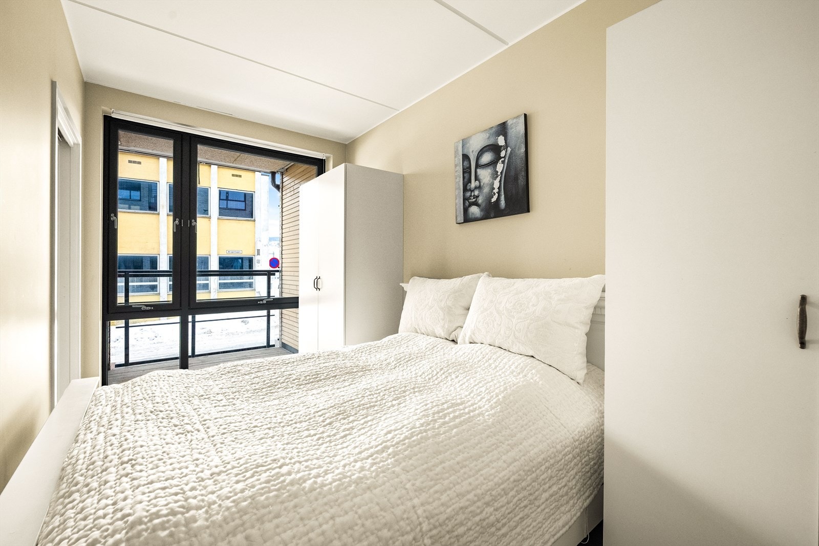 Det er garderobeskap på hver side av sengen. Galleribilde