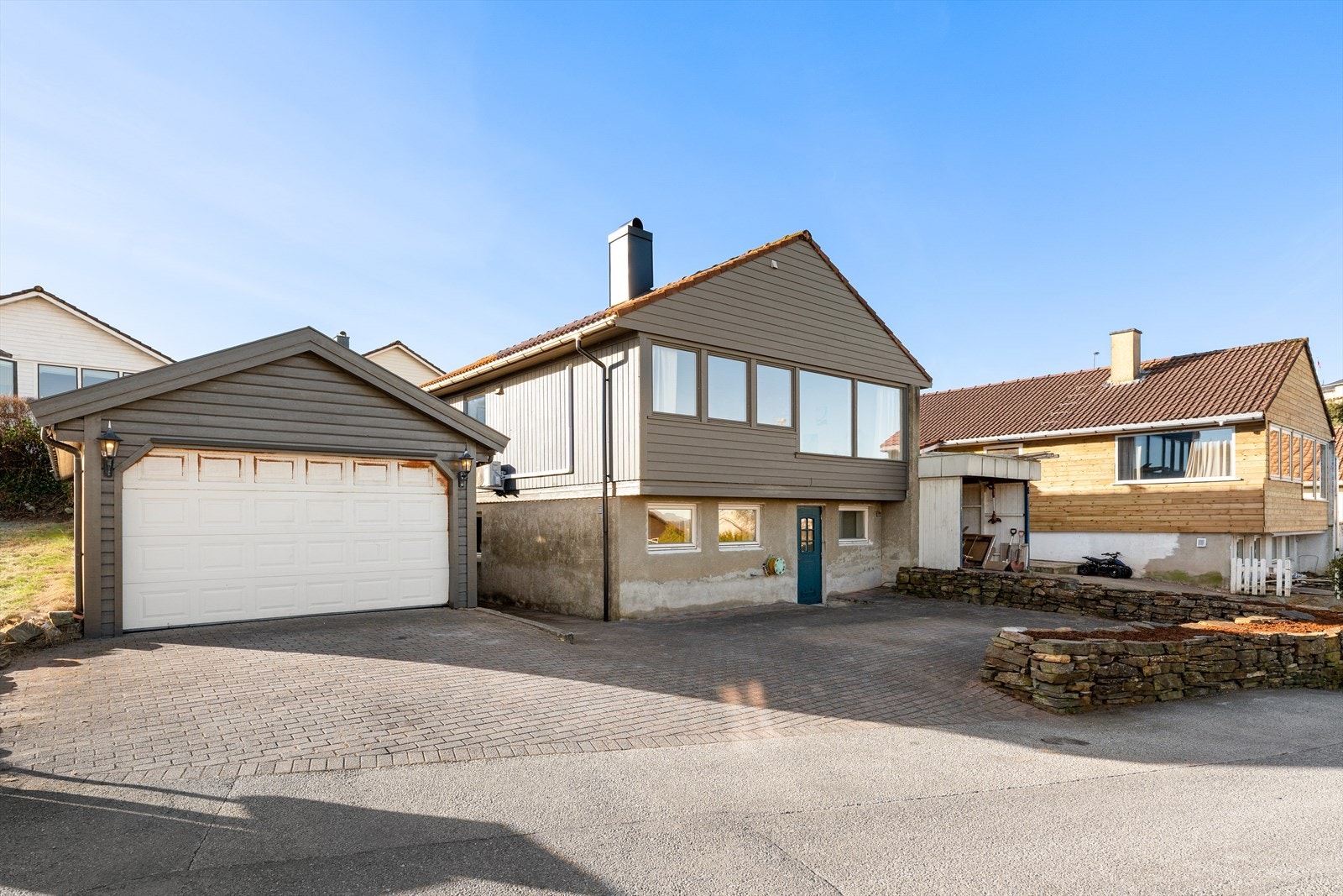 Boligen ligger flott og tilbaketrukket til i en rolig blindgate, med fantastisk utsikt og svært gode solforhold. Galleribilde