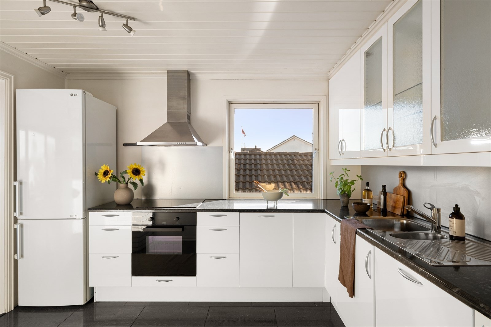 Kjøkkenet er adskilt og funksjonelt utformet med praktiske arbeidsflater og gode oppbevaringsmuligheter. Galleribilde