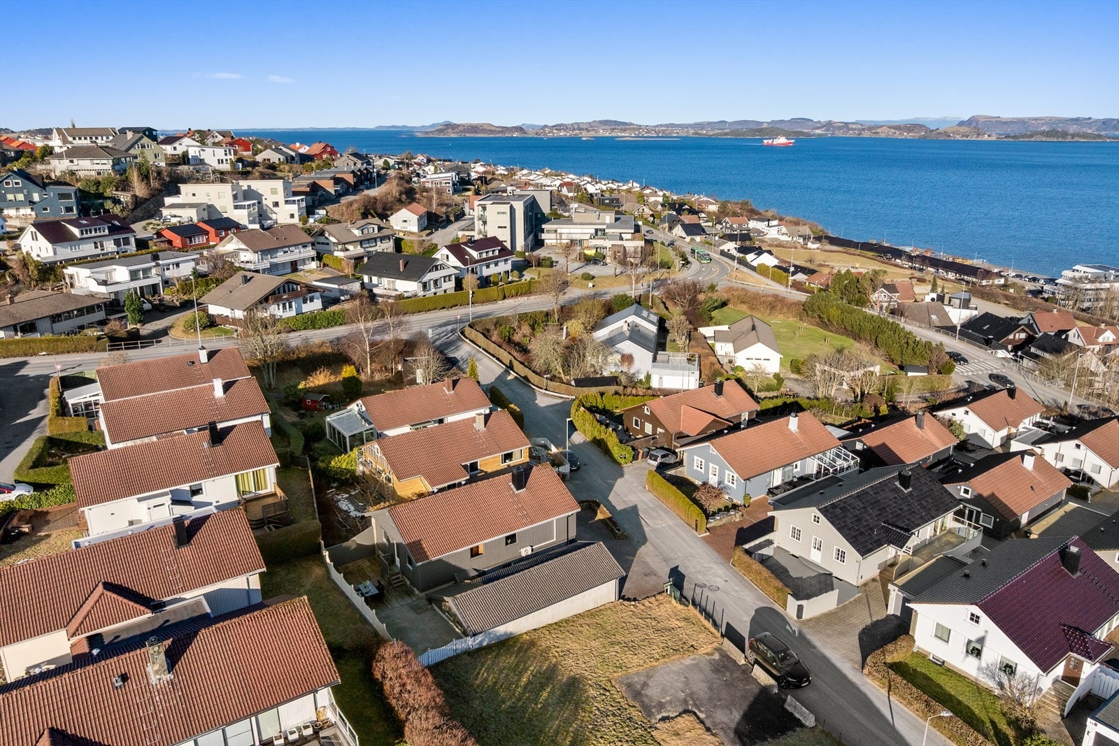 Fra boligen er det gangavstand til Tastasenteret med dagligvarebutikker, apotek, restauranter og øvrige servicetilbud. Galleribilde